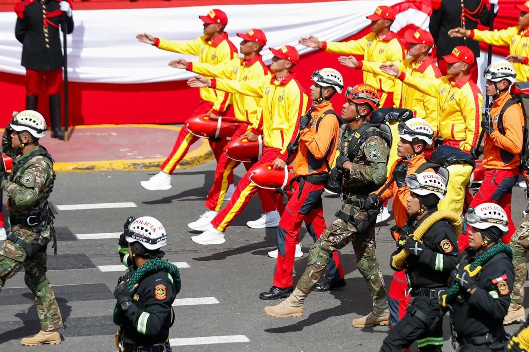 Bomberos participan en el noveno agrupamiento “La Fuerza de ser Peruanos” durante el desfile por la avenida Brasil. Foto: ANDINA/Ricardo Cuba