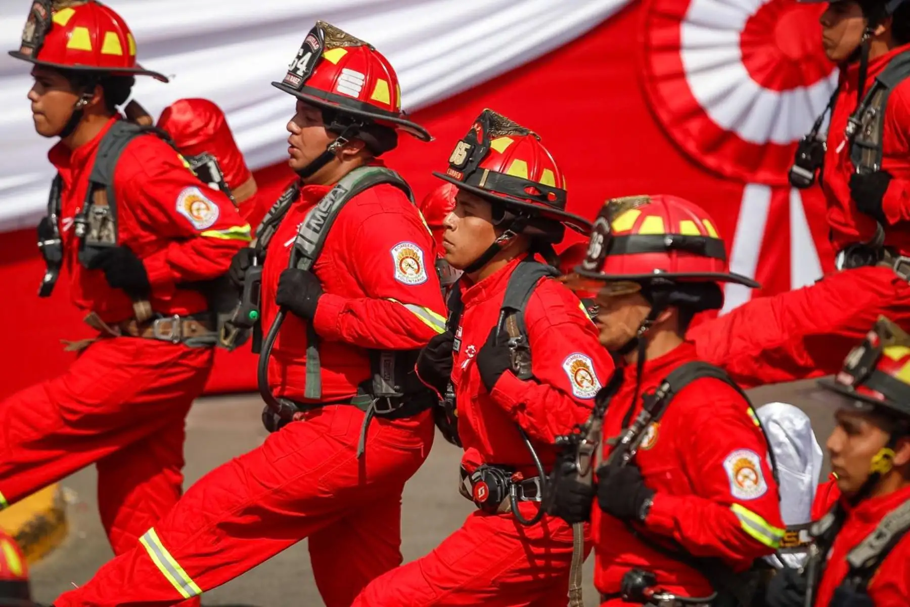 Bomberos participan en el noveno agrupamiento “La Fuerza de ser Peruanos” durante el desfile por la avenida Brasil. Foto: ANDINA/Ricardo Cuba