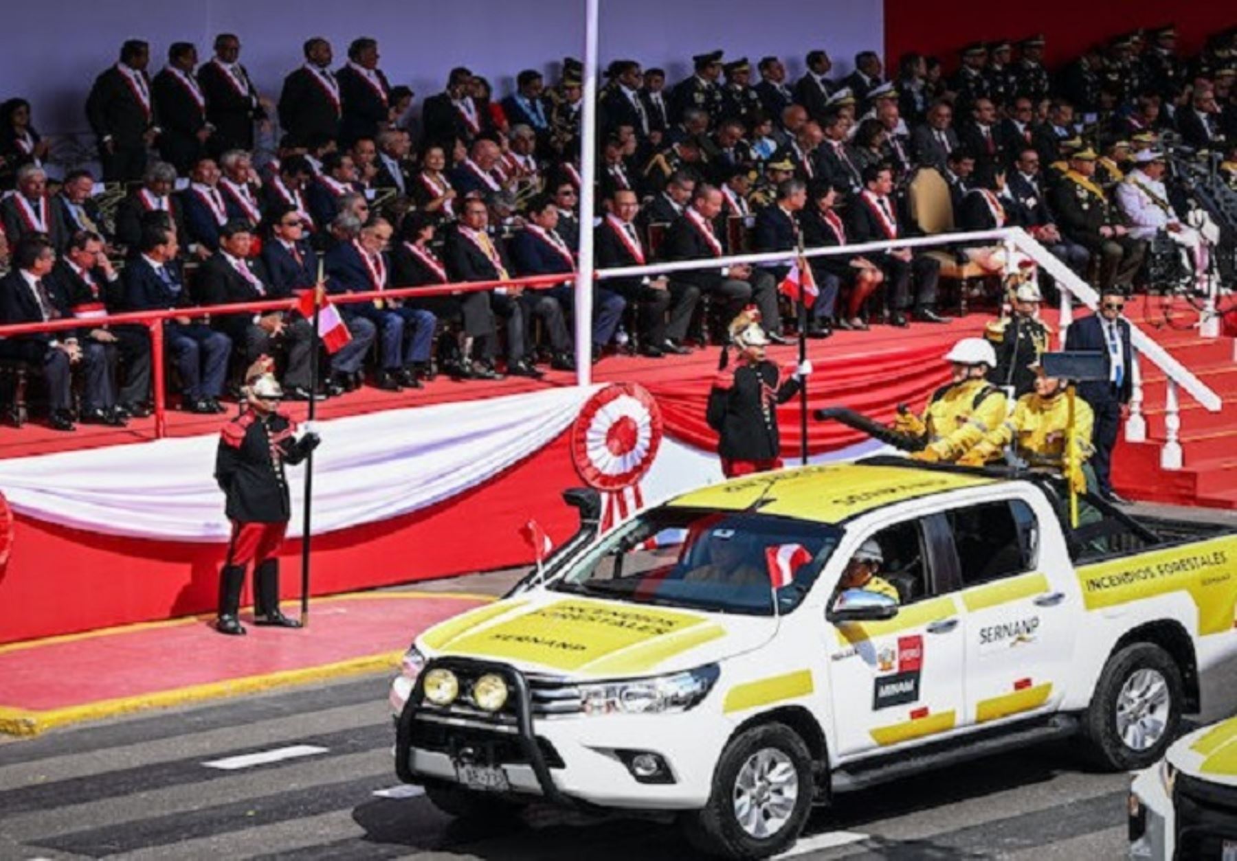 Guardaparques combatientes forestales participaron en Gran Parada Militar y Desfile Cívico