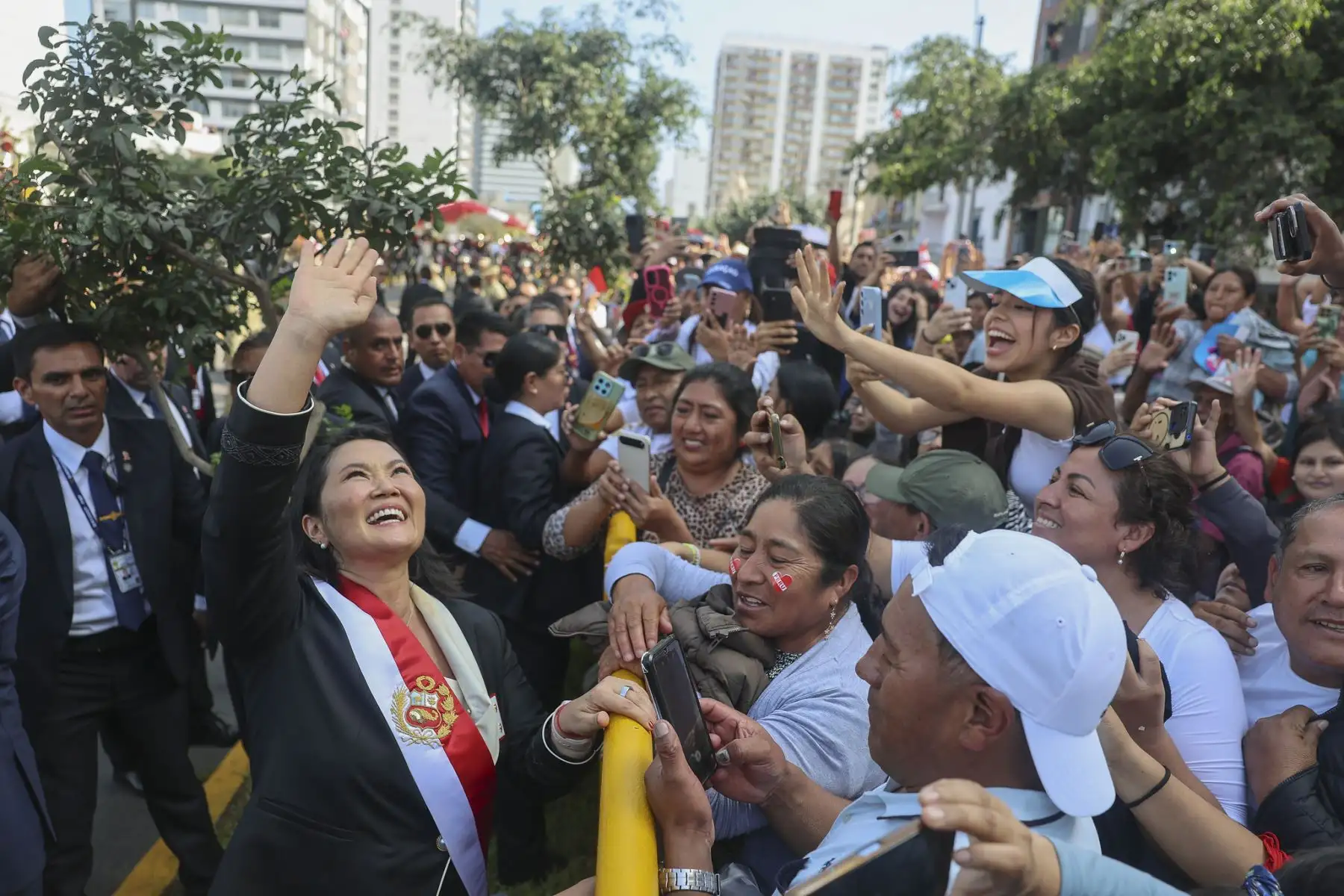 La presidenta de la república, Keiko Fujimori, saluda al publico en la avenida Brasil tras el termino de  la Gran Parada y Desfile Cívico Militar, una ceremonia que rinde homenaje al Perú, a sus Fuerzas Armadas, a la Policía Nacional y al espíritu de unidad de todos los peruanos Foto: ANDINA/Prensa Presidencia