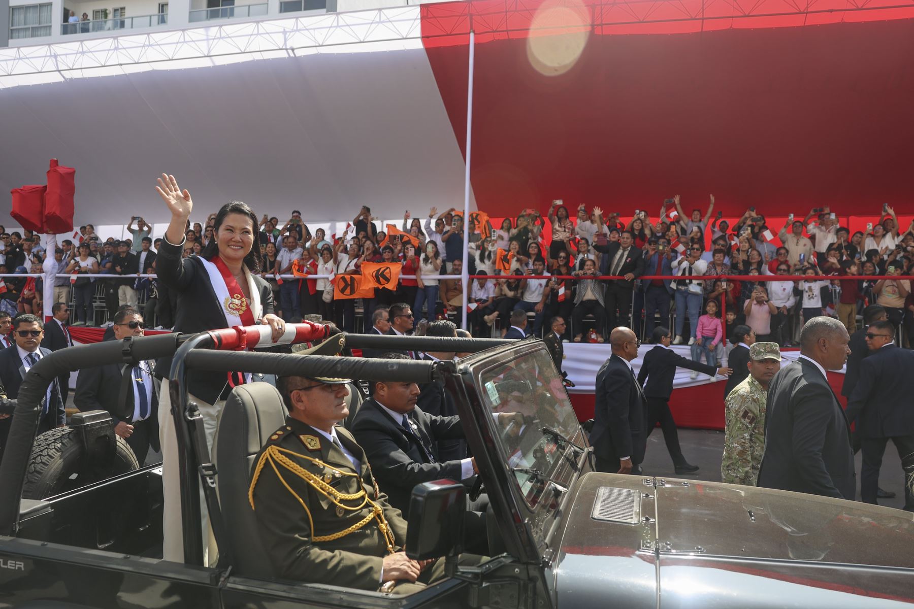 La presidenta de la república, Keiko Fujimori, saluda al publico en la avenida Brasil tras el termino de  la Gran Parada y Desfile Cívico Militar, una ceremonia que rinde homenaje al Perú, a sus Fuerzas Armadas, a la Policía Nacional y al espíritu de unidad de todos los peruanos Foto: ANDINA/Prensa Presidencia