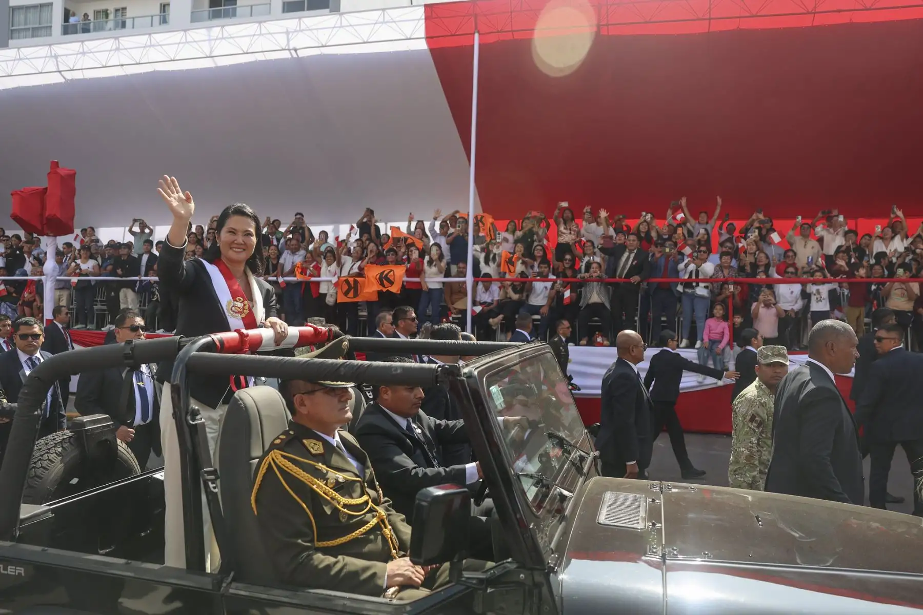 La presidenta de la república, Keiko Fujimori, saluda al publico en la avenida Brasil tras el termino de  la Gran Parada y Desfile Cívico Militar, una ceremonia que rinde homenaje al Perú, a sus Fuerzas Armadas, a la Policía Nacional y al espíritu de unidad de todos los peruanos Foto: ANDINA/Prensa Presidencia