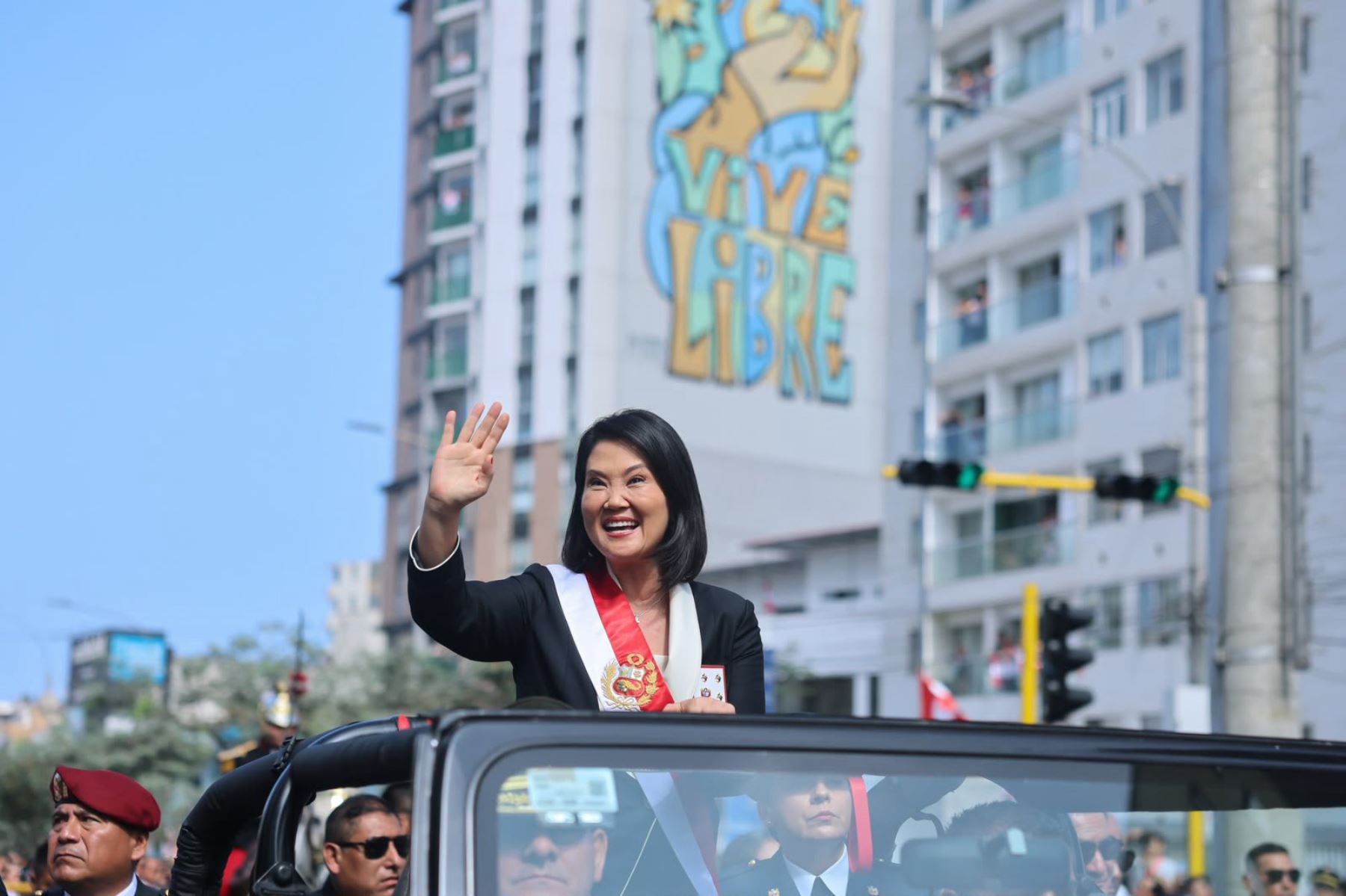 La presidenta de la república, Keiko Fujimori, saluda al publico en la avenida Brasil tras el termino de  la Gran Parada y Desfile Cívico Militar, una ceremonia que rinde homenaje al Perú, a sus Fuerzas Armadas, a la Policía Nacional y al espíritu de unidad de todos los peruanos Foto: ANDINA/Prensa Presidencia