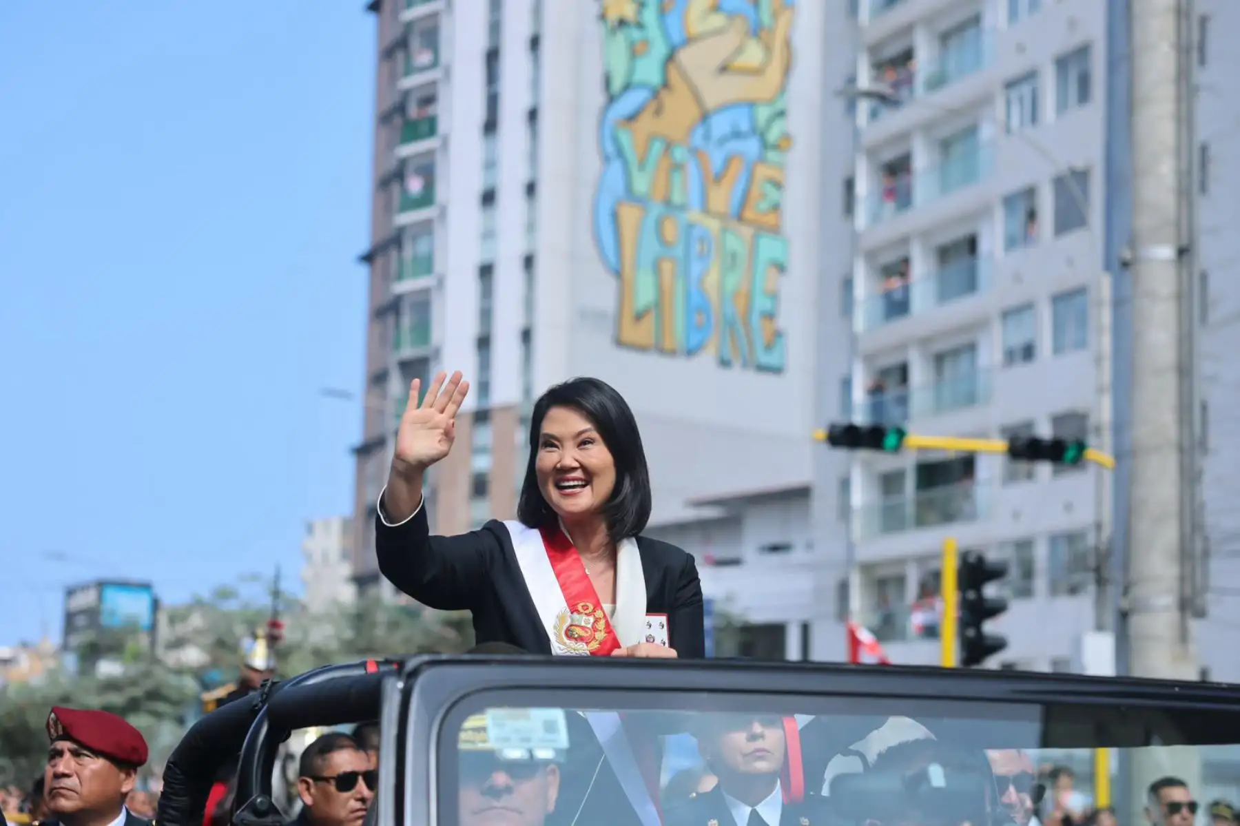 La presidenta de la república, Keiko Fujimori, saluda al publico en la avenida Brasil tras el termino de  la Gran Parada y Desfile Cívico Militar, una ceremonia que rinde homenaje al Perú, a sus Fuerzas Armadas, a la Policía Nacional y al espíritu de unidad de todos los peruanos Foto: ANDINA/Prensa Presidencia