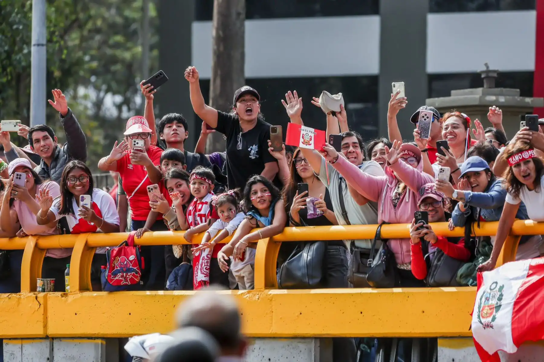 La presidenta de la república, Keiko Fujimori, saluda al publico en la avenida Brasil tras el termino de  la Gran Parada y Desfile Cívico Militar, una ceremonia que rinde homenaje al Perú, a sus Fuerzas Armadas, a la Policía Nacional y al espíritu de unidad de todos los peruanos Foto: ANDINA/Prensa Presidencia