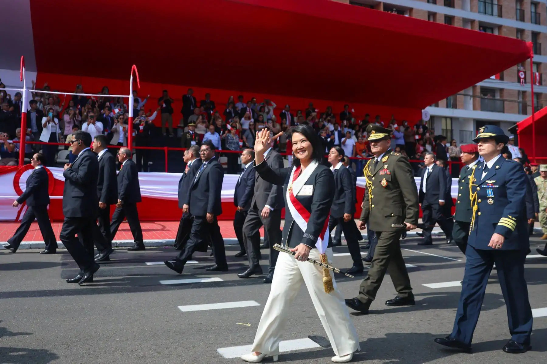 La presidenta de la república, Keiko Fujimori, saluda al publico en la avenida Brasil tras el termino de  la Gran Parada y Desfile Cívico Militar, una ceremonia que rinde homenaje al Perú, a sus Fuerzas Armadas, a la Policía Nacional y al espíritu de unidad de todos los peruanos Foto: ANDINA/Prensa Presidencia