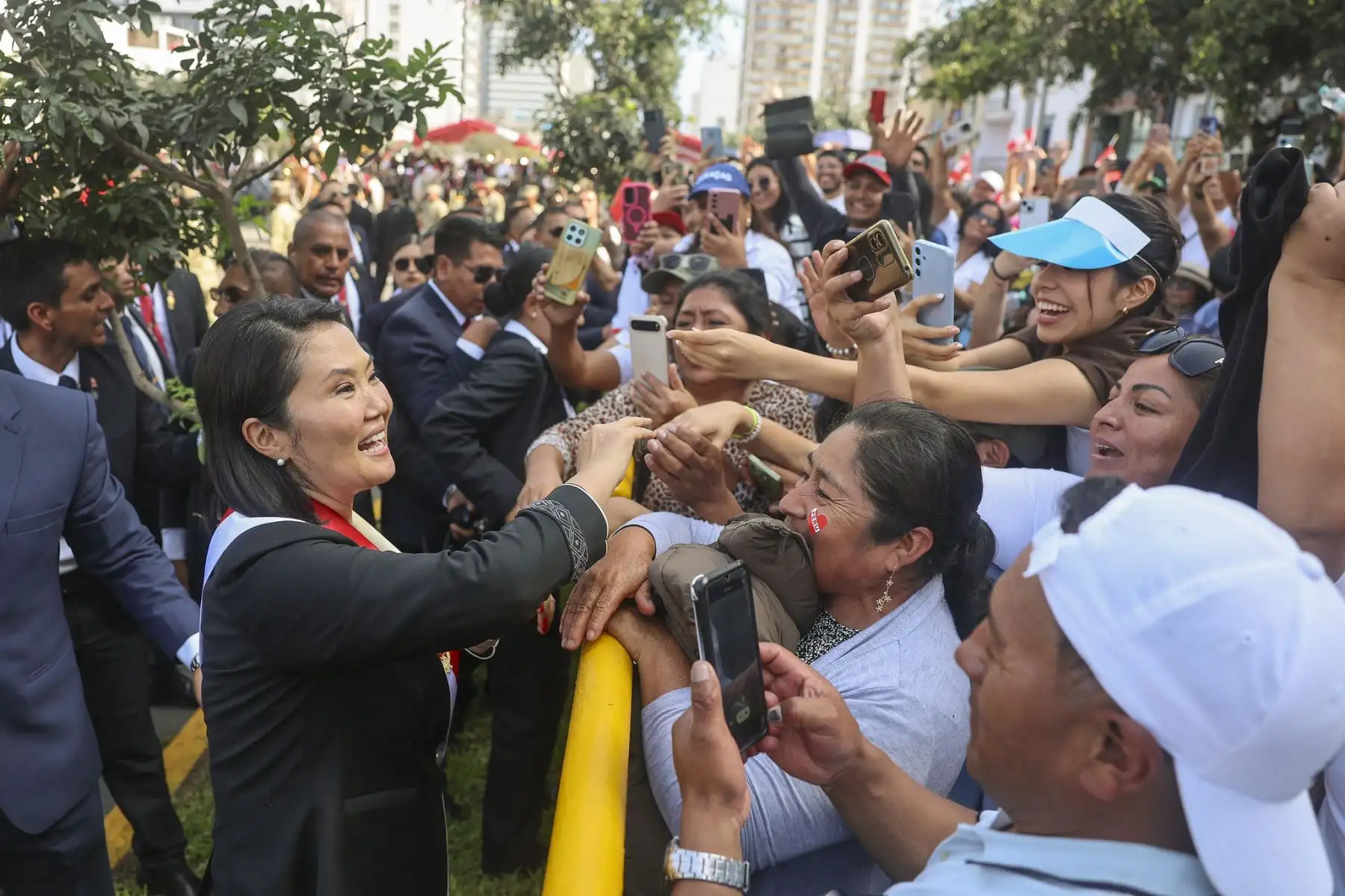 La presidenta de la república, Keiko Fujimori, saluda al publico en la avenida Brasil tras el termino de  la Gran Parada y Desfile Cívico Militar, una ceremonia que rinde homenaje al Perú, a sus Fuerzas Armadas, a la Policía Nacional y al espíritu de unidad de todos los peruanos Foto: ANDINA/Prensa Presidencia