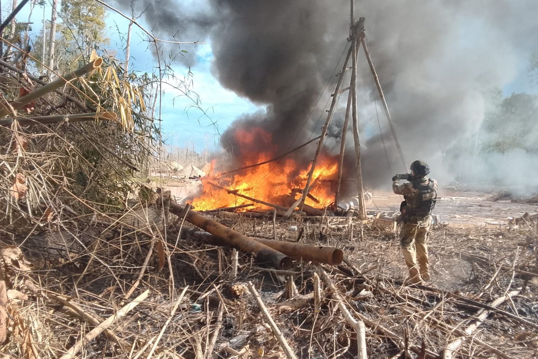 FF.AA. y PNP neutralizan millonaria capacidad logística de minería ilegal en Madre de Dios