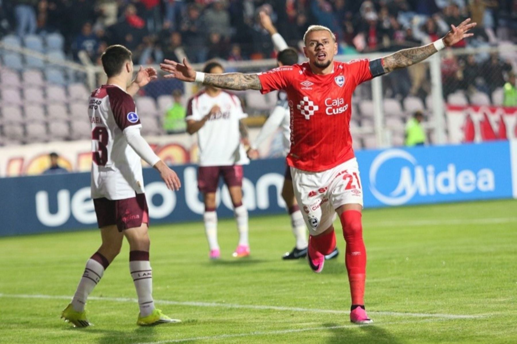 ¡Volvió ‘El Papá’! Cienciano golea 4-0 a Lanús y avanza a octavos de la Sudamericana