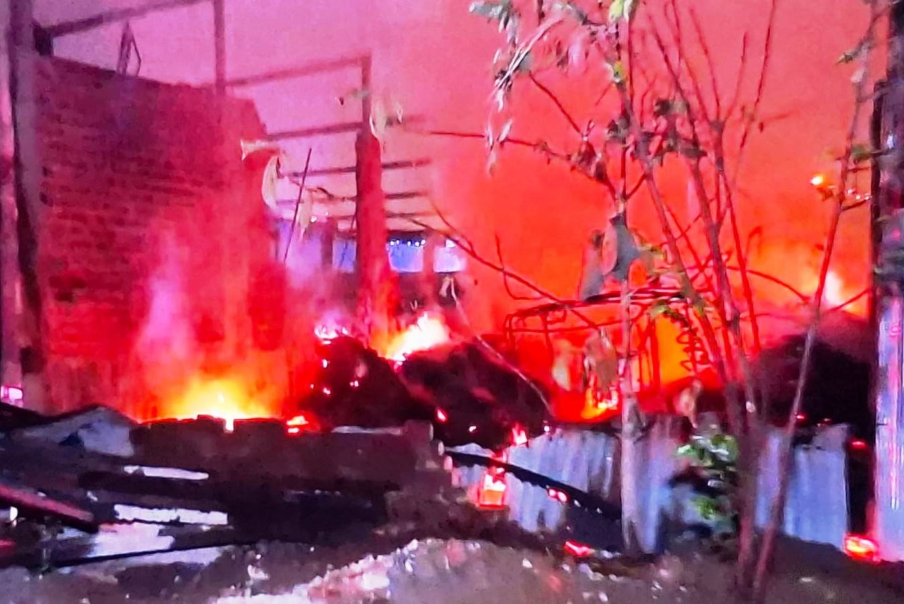 Ate: incendio consume un depósito clandestino de madera
