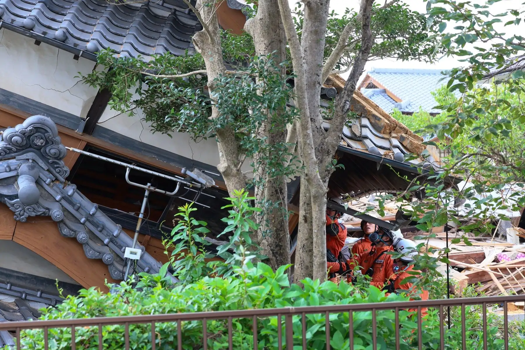 Continúan las labores de rescate en una vivienda derrumbada tras un fuerte terremoto en la ciudad de Yatsushiro, prefectura de Kumamoto. Foto: EFE