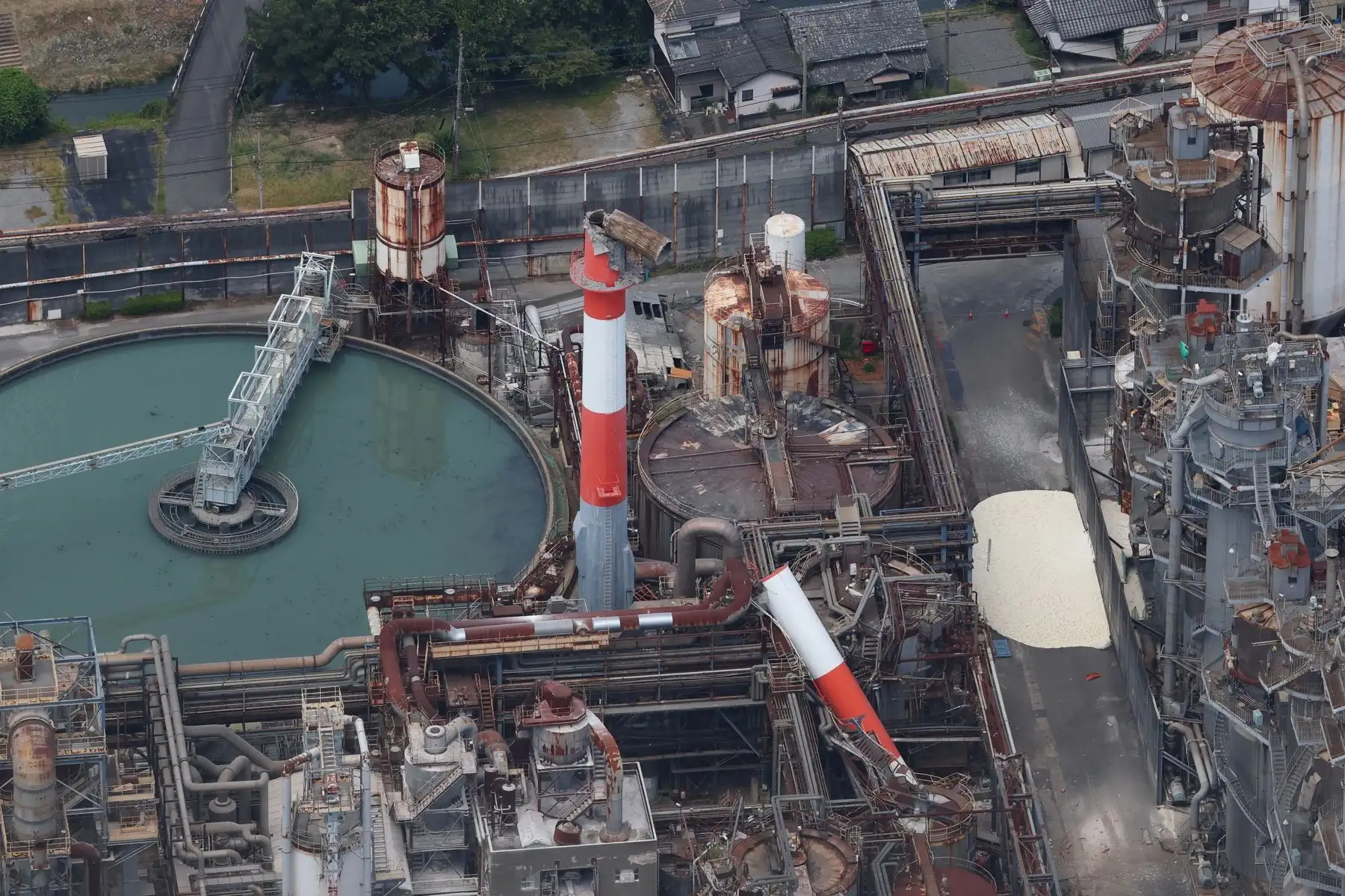 Vista aérea de la planta de Yatsushiro de Nippon Paper Industries, donde colapsó una chimenea tras un fuerte terremoto en la ciudad de Yatsushiro, prefectura de Kumamoto. Foto: EFE