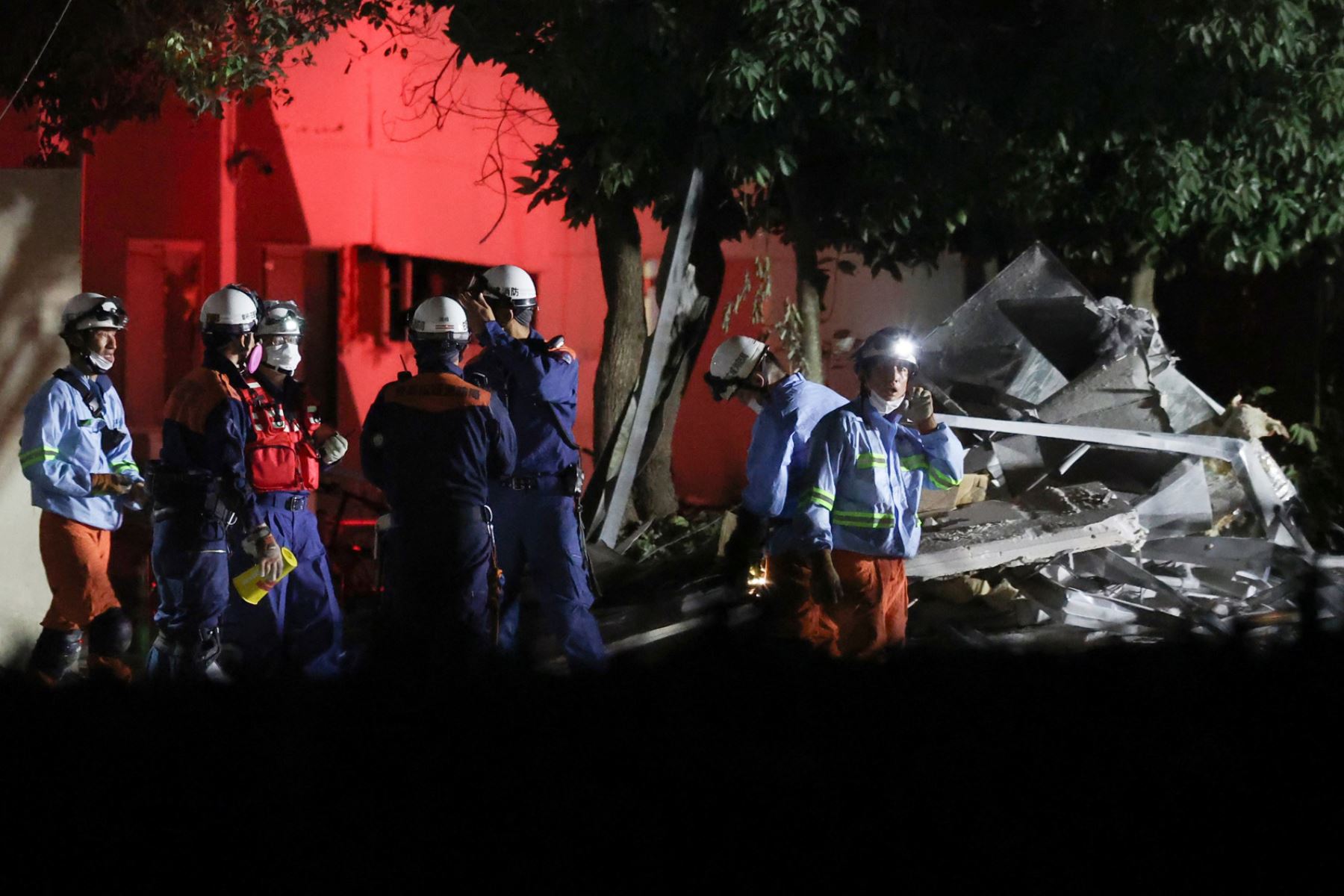 Bomberos trabajan en el edificio del centro comercial Aeon Mall Kumamoto, gravemente dañado, en Kashima. Foto: EFE