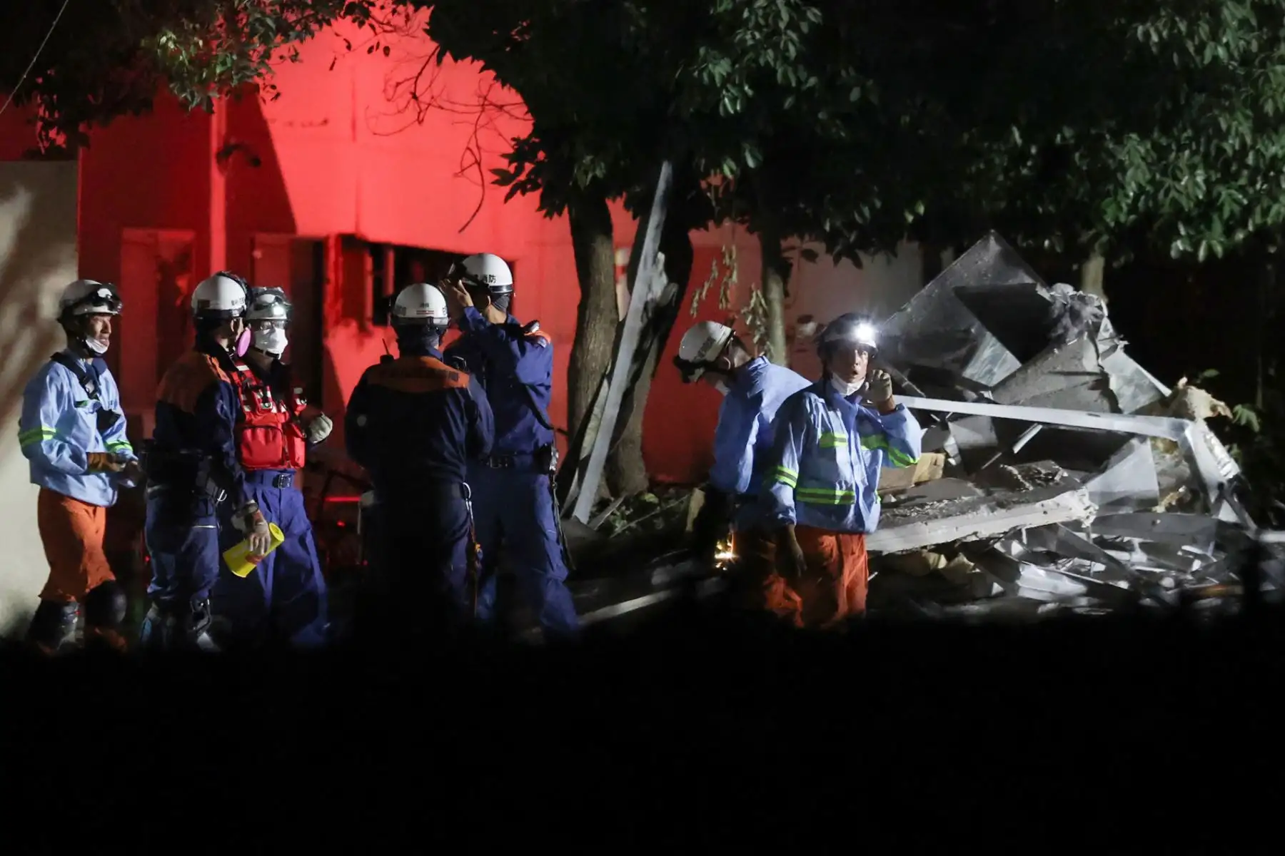 Bomberos trabajan en el edificio del centro comercial Aeon Mall Kumamoto, gravemente dañado, en Kashima. Foto: EFE