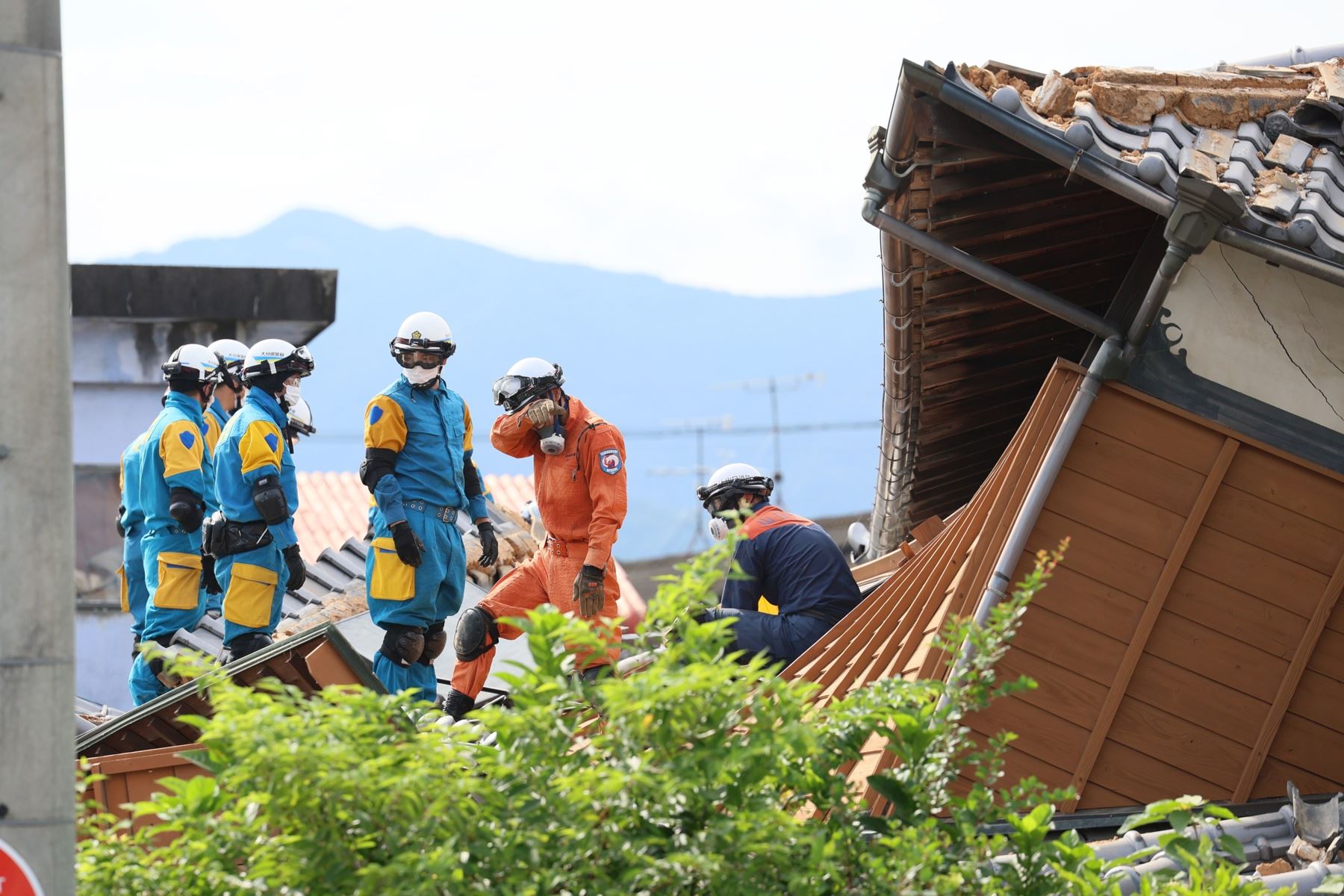 Continúan las labores de rescate en una vivienda derrumbada tras un fuerte terremoto en la ciudad de Yatsushiro, prefectura de Kumamoto. Foto: EFE