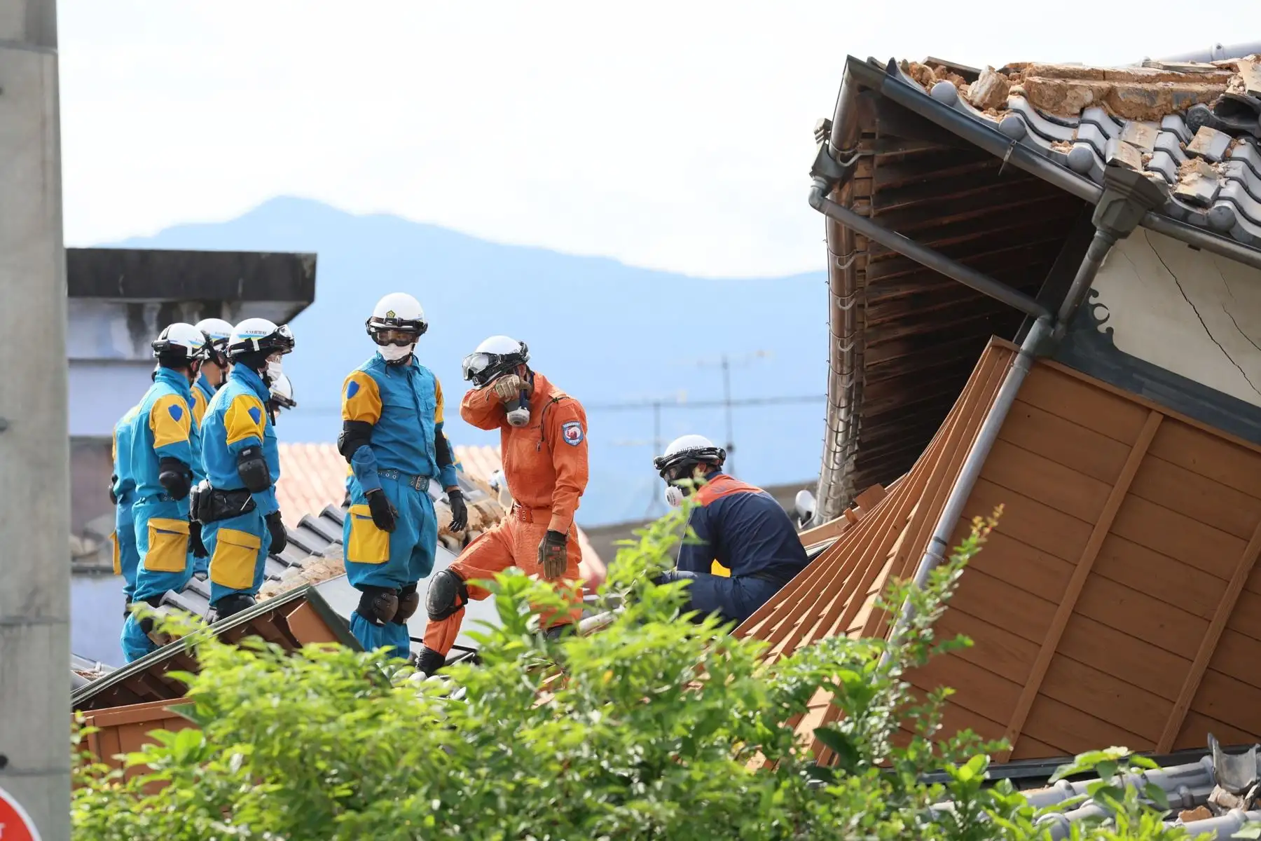 Continúan las labores de rescate en una vivienda derrumbada tras un fuerte terremoto en la ciudad de Yatsushiro, prefectura de Kumamoto. Foto: EFE