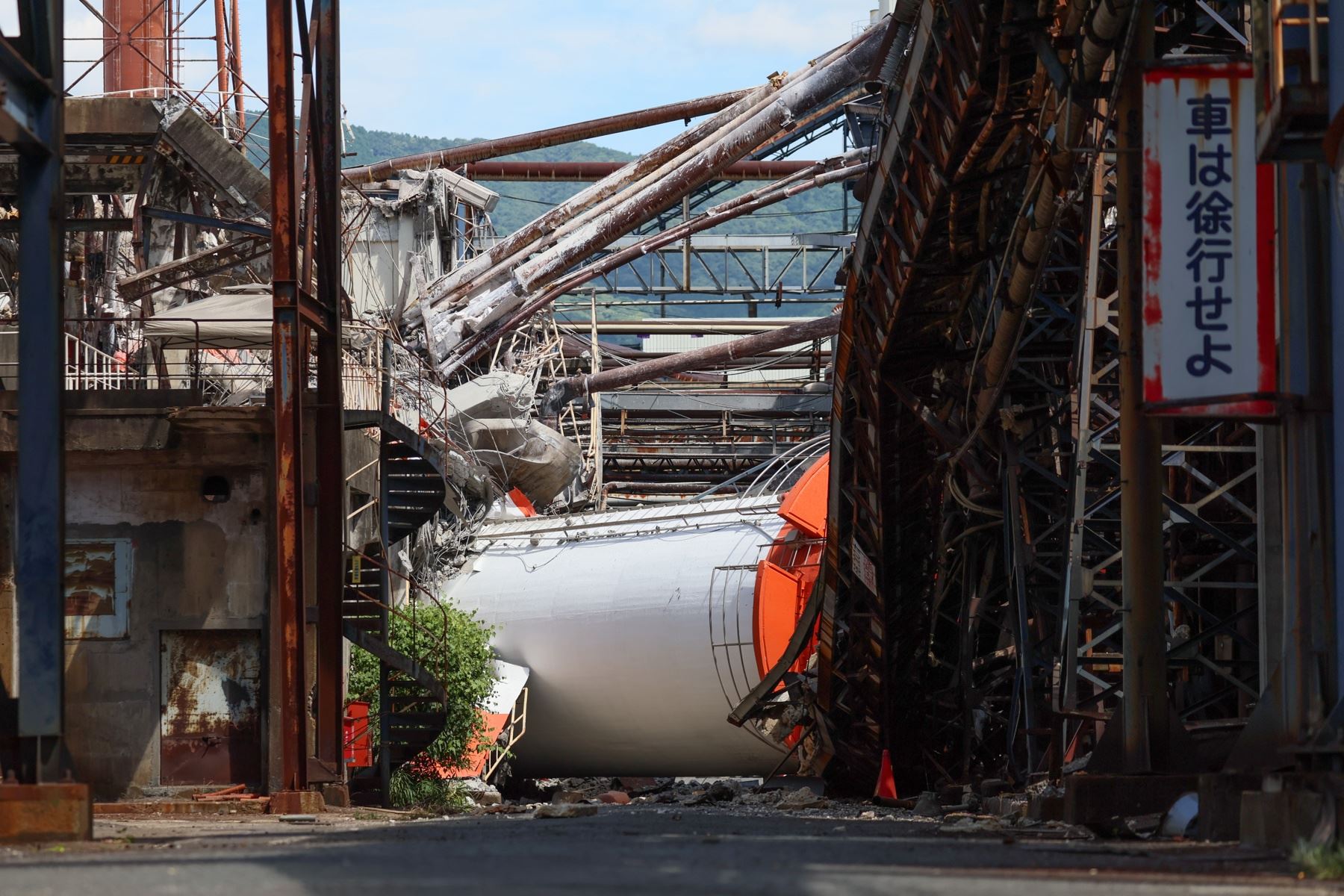 Vista de la planta de Yatsushiro de Nippon Paper Industries, donde colapsó una chimenea tras un fuerte terremoto en la ciudad de Yatsushiro, prefectura de Kumamoto. Foto: EFE
