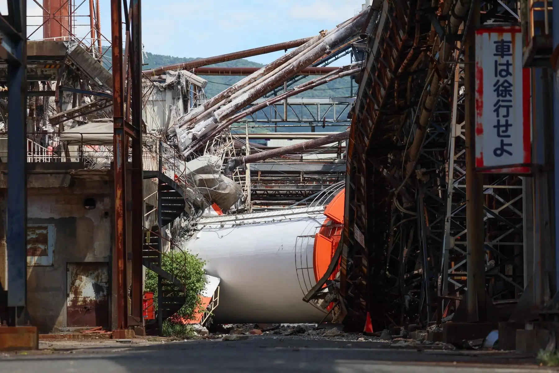 Vista de la planta de Yatsushiro de Nippon Paper Industries, donde colapsó una chimenea tras un fuerte terremoto en la ciudad de Yatsushiro, prefectura de Kumamoto. Foto: EFE
