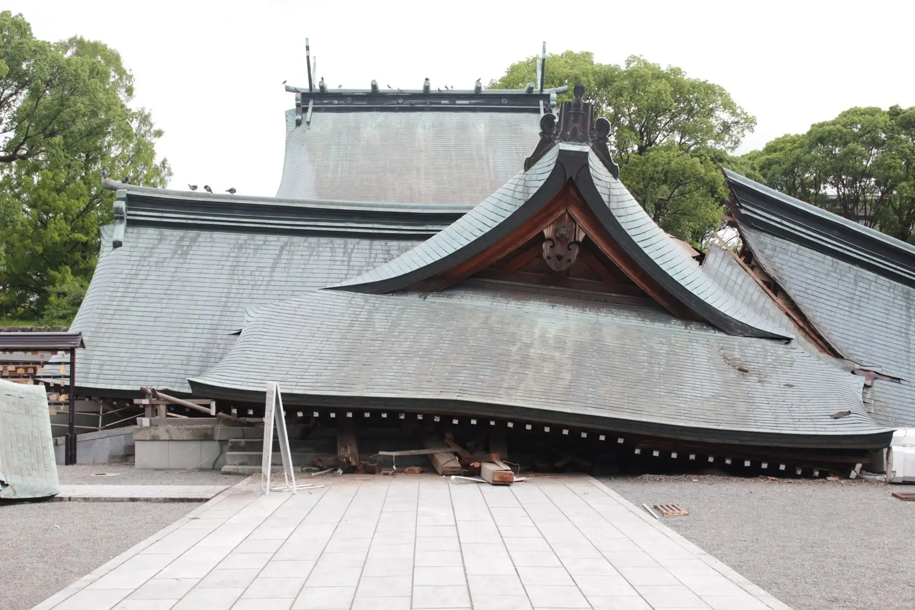 Vista del salón principal del santuario de Yatsushiro, que se derrumbó tras un fuerte terremoto en la ciudad de Yatsushiro. Foto: EFE