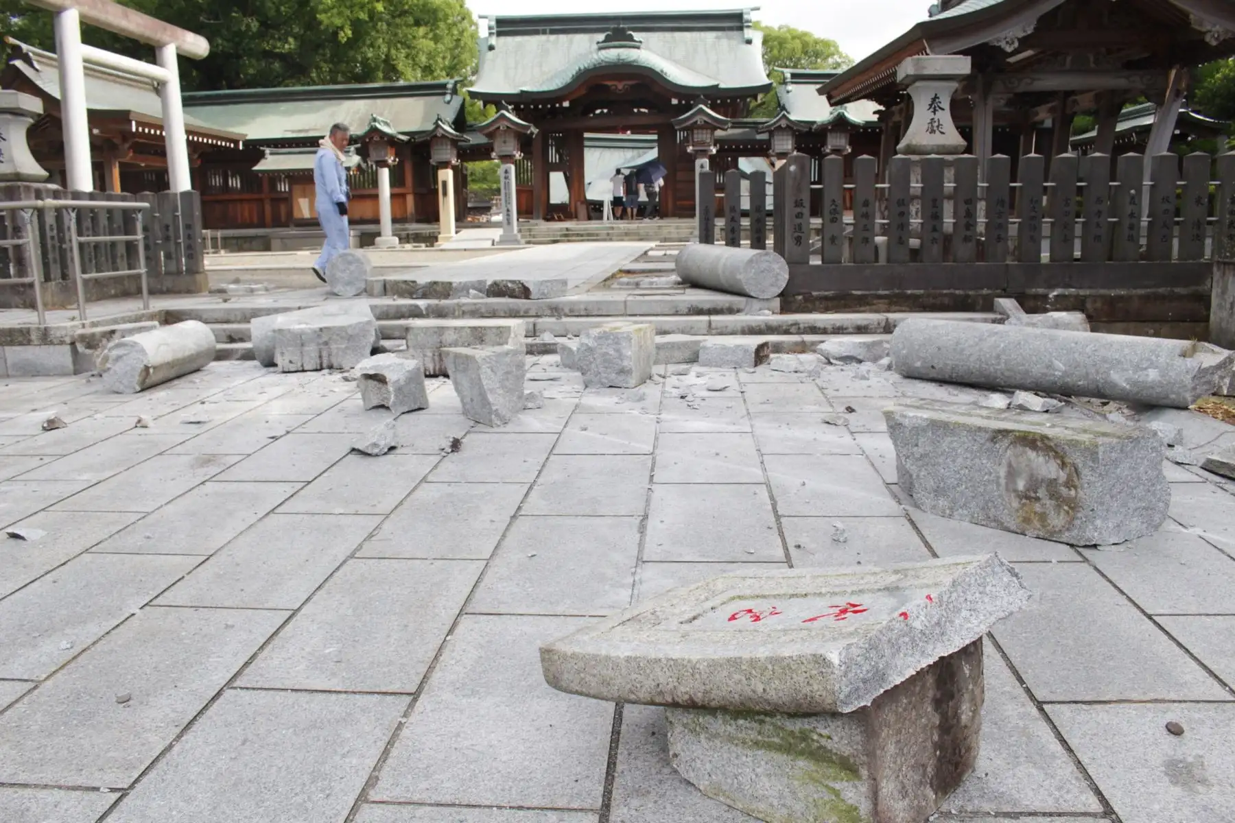 Una vista de la puerta torii del santuario Yatsushiro, que se derrumbó tras un potente terremoto en la ciudad de Yatsushiro, prefectura de Kumamoto. Foto: EFE