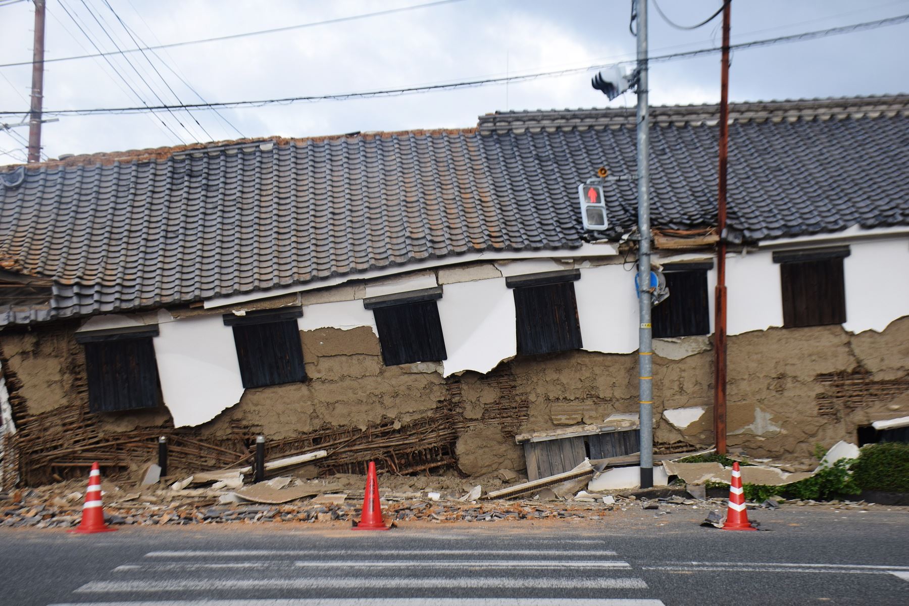 Vista del Matsuhama-ken —un lugar de belleza paisajística designado a nivel nacional— que colapsó tras un fuerte terremoto en la ciudad de Yatsushiro, prefectura de Kumamoto. Foto: EFE