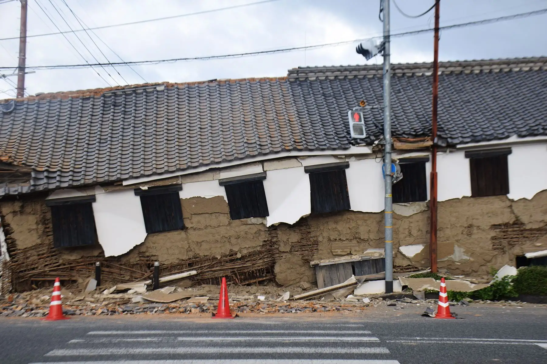 Vista del Matsuhama-ken —un lugar de belleza paisajística designado a nivel nacional— que colapsó tras un fuerte terremoto en la ciudad de Yatsushiro, prefectura de Kumamoto. Foto: EFE