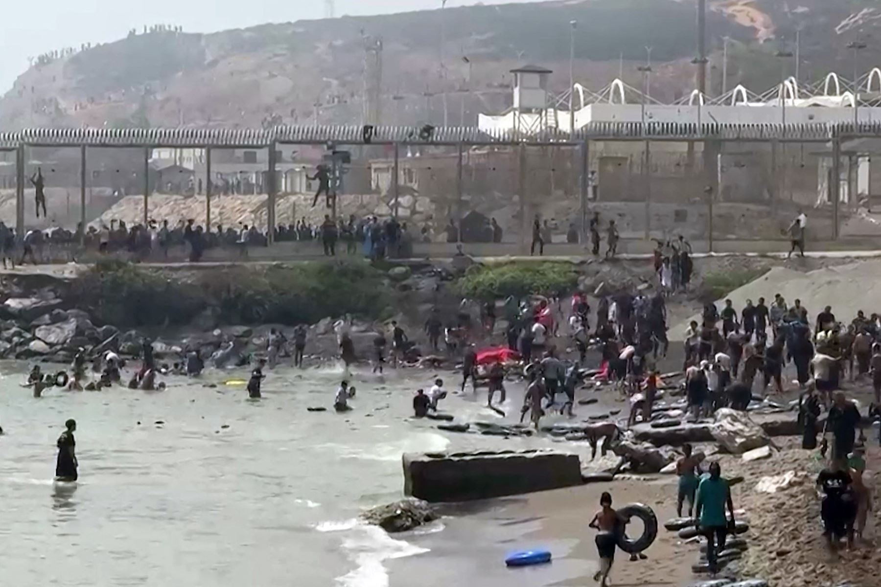 España envía al ejército al enclave de Ceuta tras la entrada masiva de migrantes