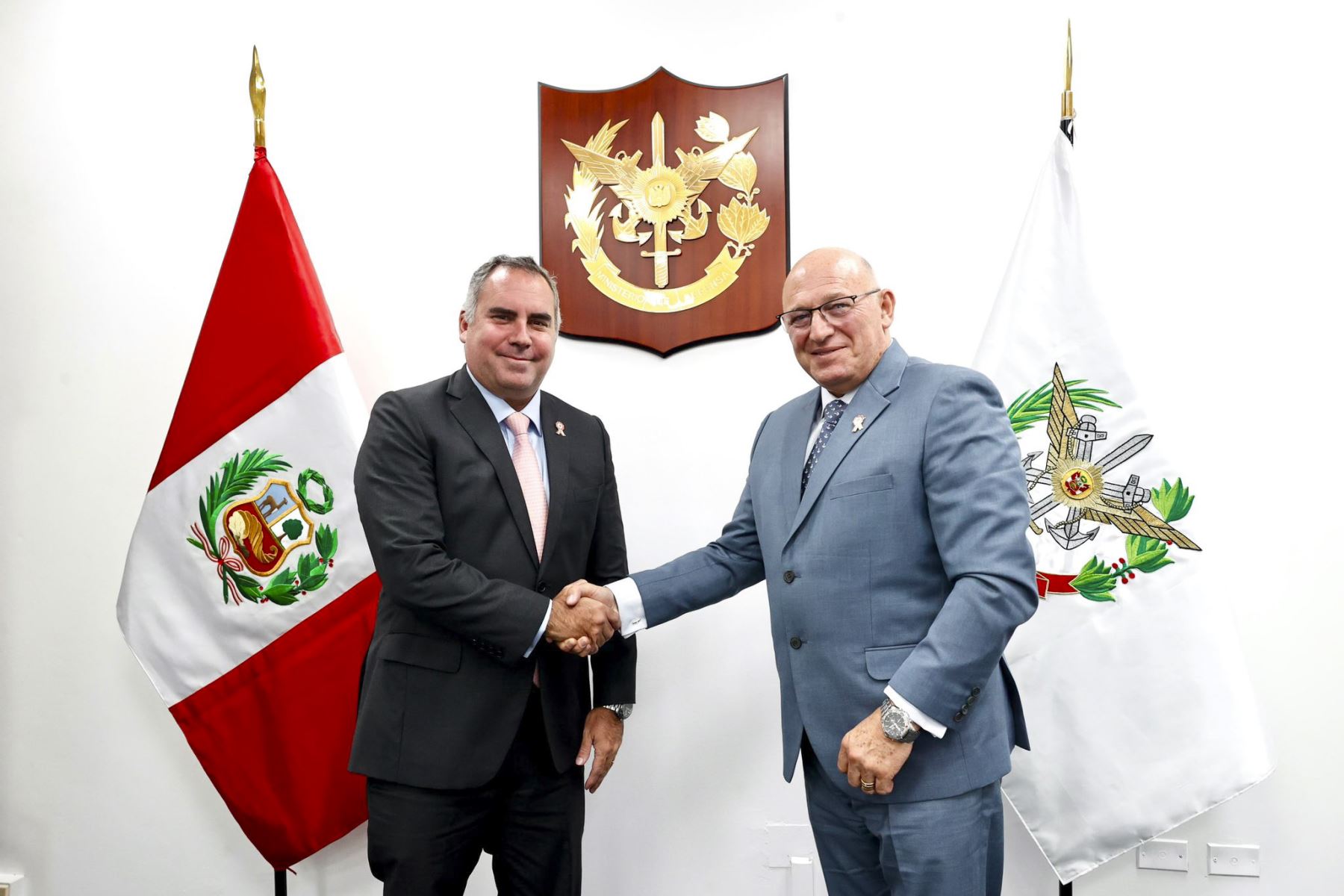 Ministro de Defensa Rafael Belaúnde dialogó con el senador Calisto Giampietri