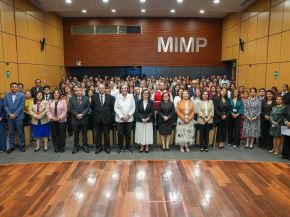 Ministra Mara Seminario invoca a trabajadores del MIMP a servir con compromiso y honestidad a favor de los más vulnerables. Foto: MIMP
