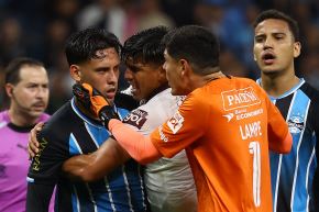 El peruano Erick Noriega (ex Alianza Lima) salió expulsado en el choque Gremio-Bolívar. Foto: AFP