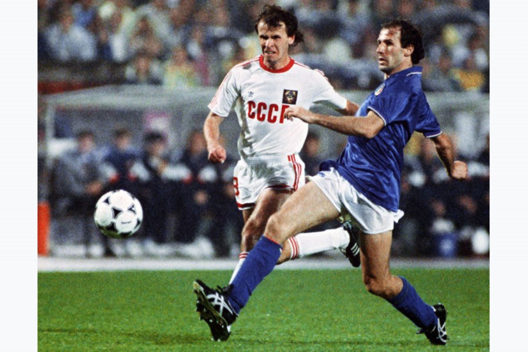 El defensa italiano Franco Baresi y el centrocampista ruso Gennadin Litovchenko disputan el balón durante el partido de semifinales del Campeonato Europeo de Naciones de Fútbol entre la URSS e Italia, el 22 de junio de 1988 en Stuttgart. Foto: AFP