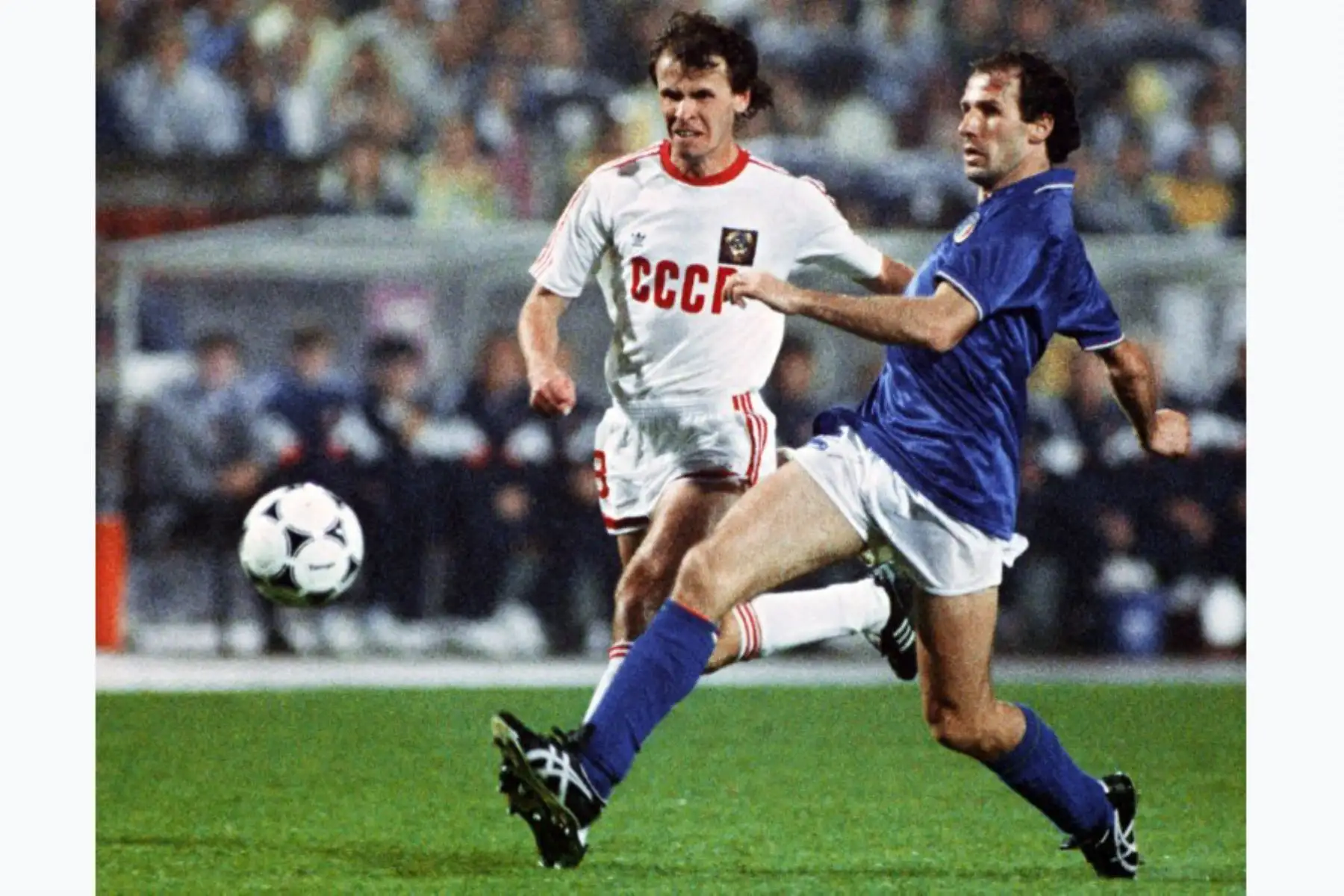 El defensa italiano Franco Baresi y el centrocampista ruso Gennadin Litovchenko disputan el balón durante el partido de semifinales del Campeonato Europeo de Naciones de Fútbol entre la URSS e Italia, el 22 de junio de 1988 en Stuttgart. Foto: AFP