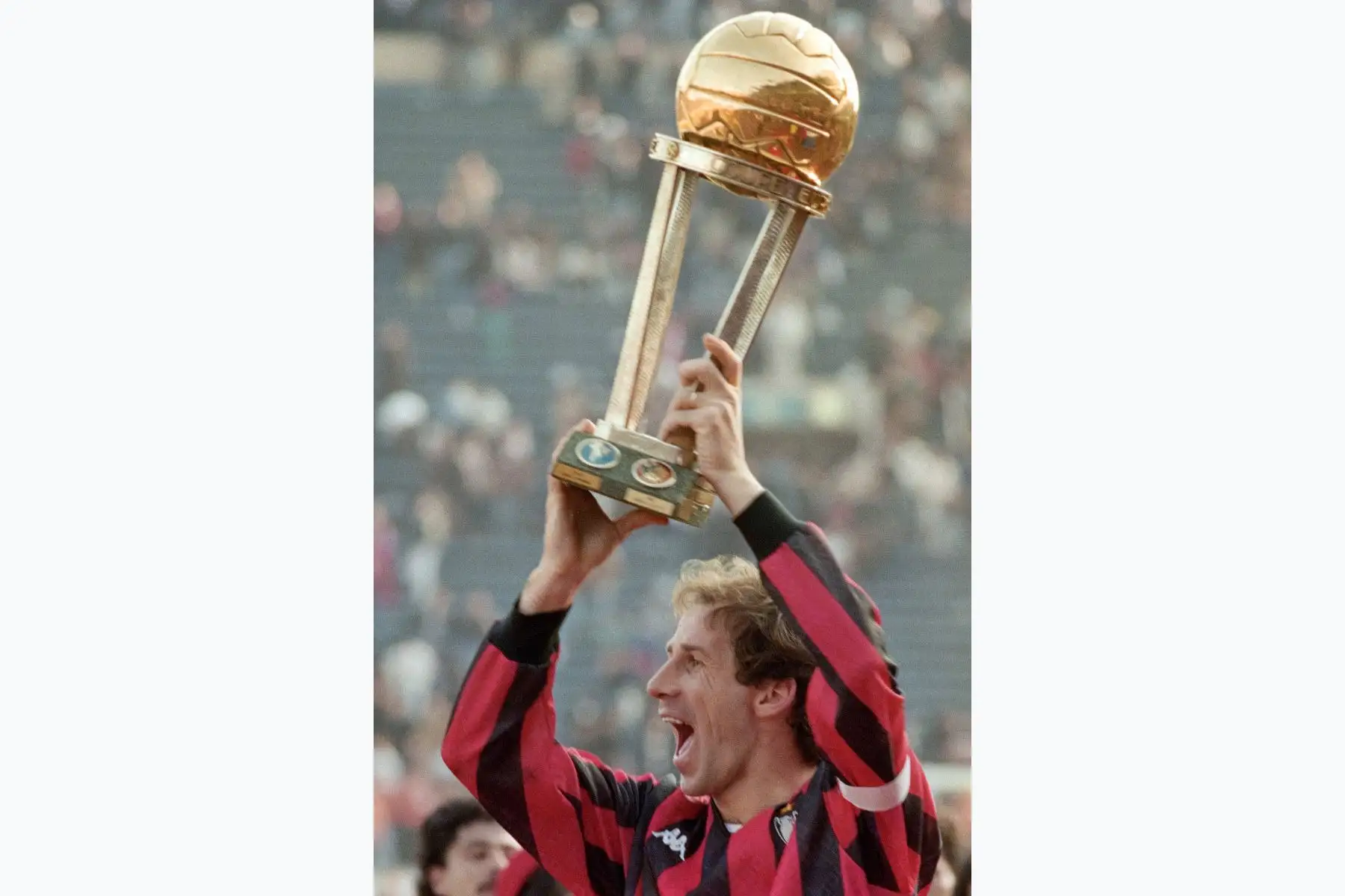 El capitán y defensa del AC Milan, Franco Baresi, celebra mientras sostiene el trofeo tras ganar el partido de la Copa Toyota entre el AC Milan y el Nacional Medellín en la prórroga en Tokio el 17 de diciembre de 1989. Foto: AFP
