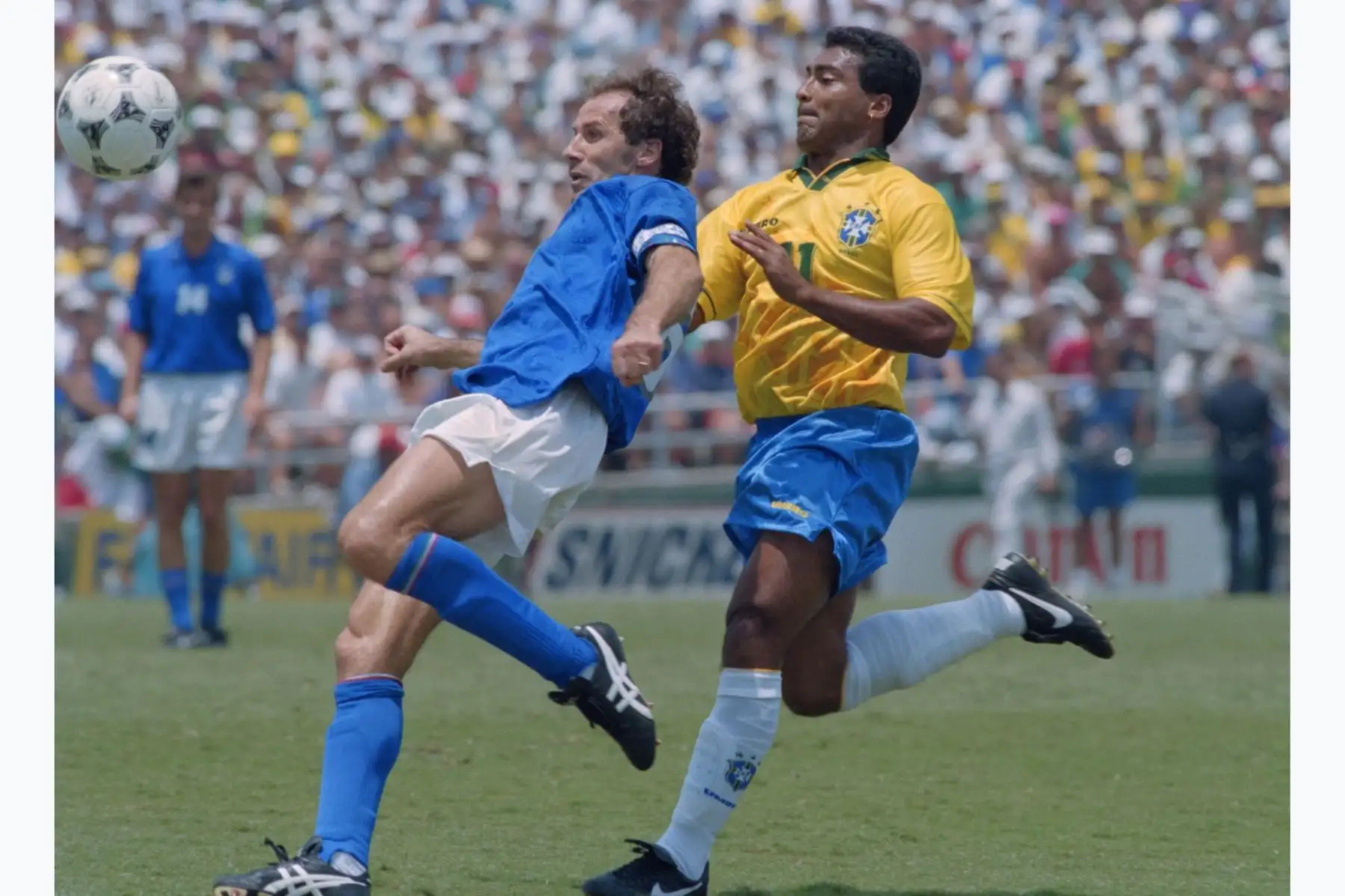 Franco Baresi de Italia, patea el balón frente a Romario, de Brasil, durante la final entre Brasil e Italia de la XV Copa Mundial de Fútbol en el estadio Rose Bowl de Pasadena, el 17 de julio de 1994. Foto: AFP