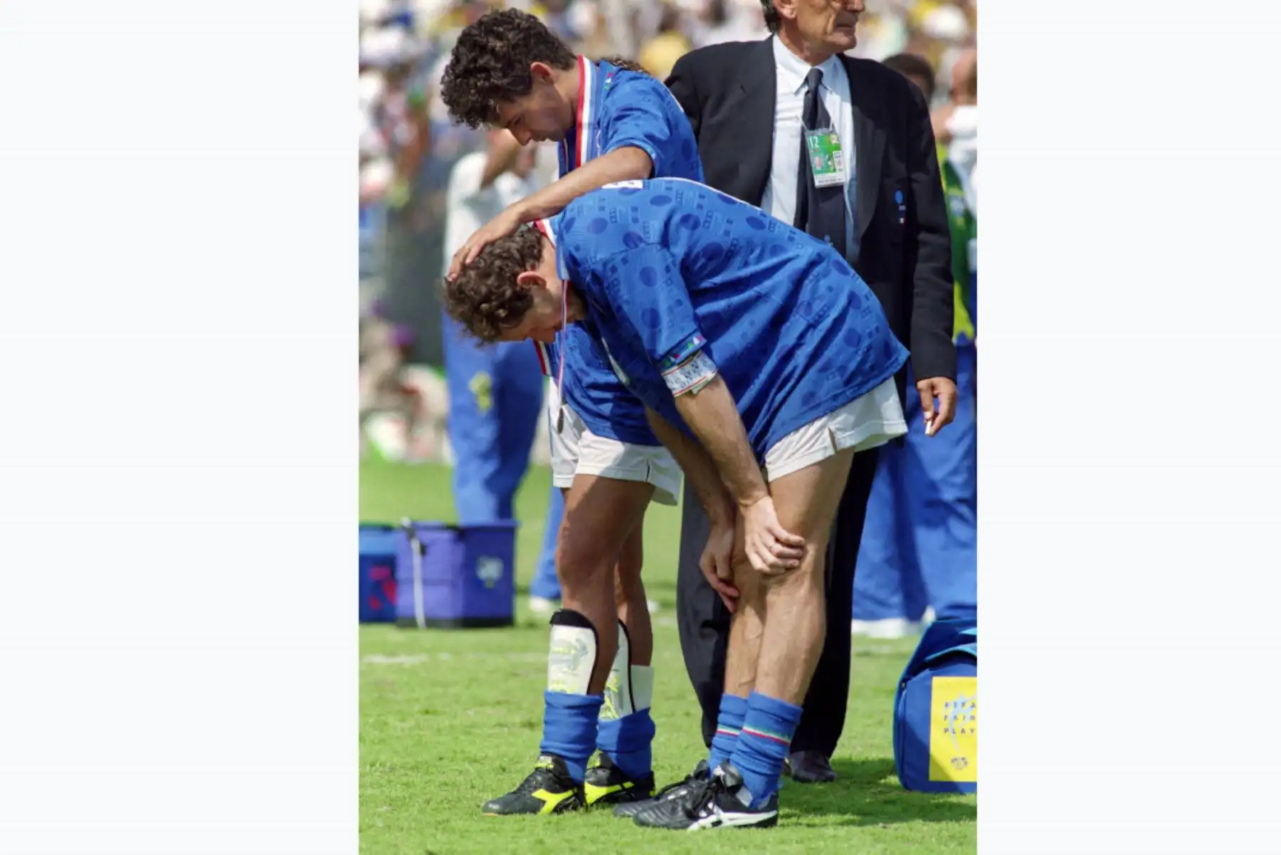 Franco Baresi de Italia, patea el balón frente a Romario, de Brasil, durante la final entre Brasil e Italia de la XV Copa Mundial de Fútbol en el estadio Rose Bowl de Pasadena, el 17 de julio de 1994. Foto: AFP