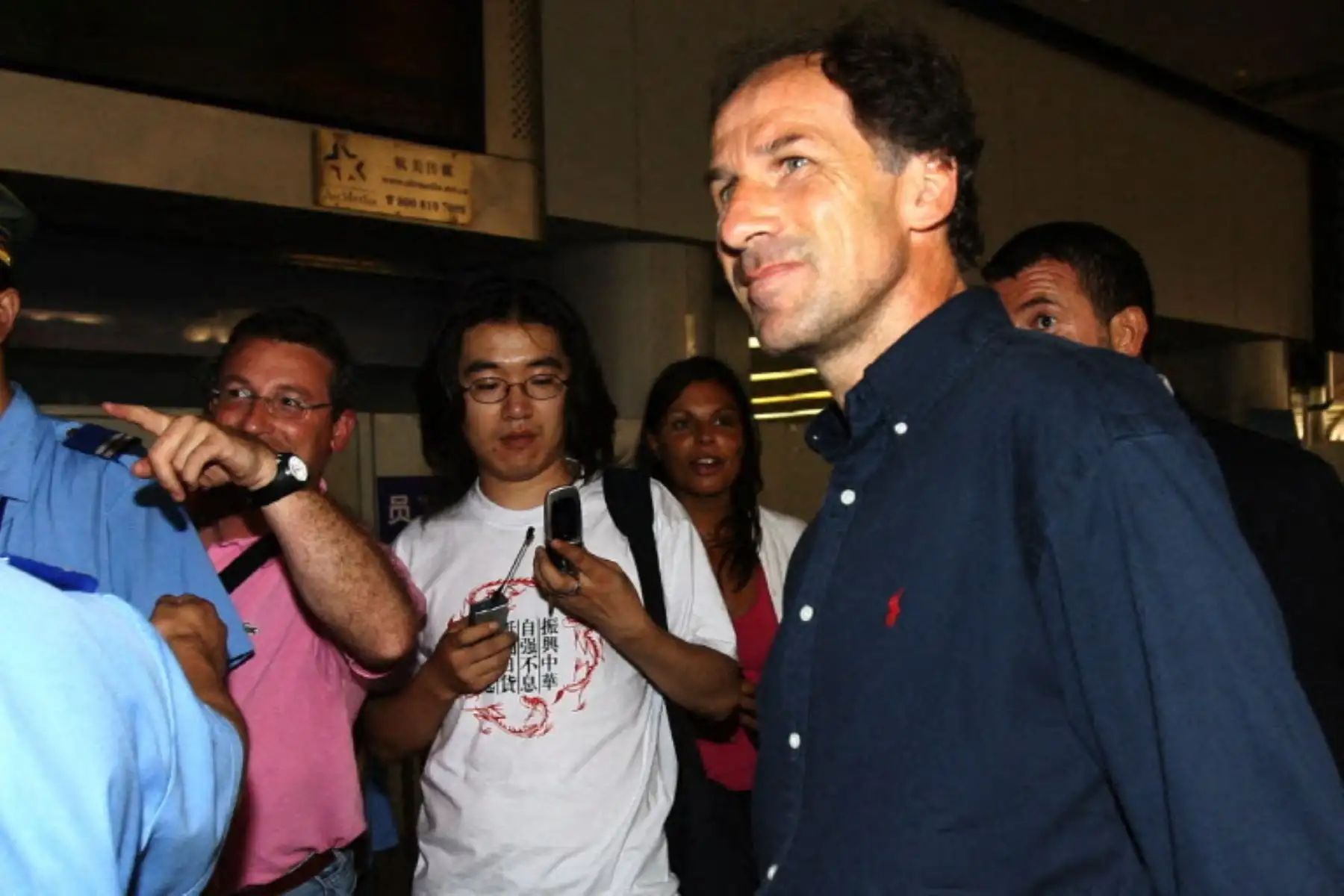 Franco Baresi, conocido como "el Hombre de Acero", exdefensa del AC Milan y miembro de la selección italiana durante más de dos décadas, visita Pekín para promocionar al AC Milan y establecer el campamento de jóvenes promesas del AC Milan en China. Foto: AFP