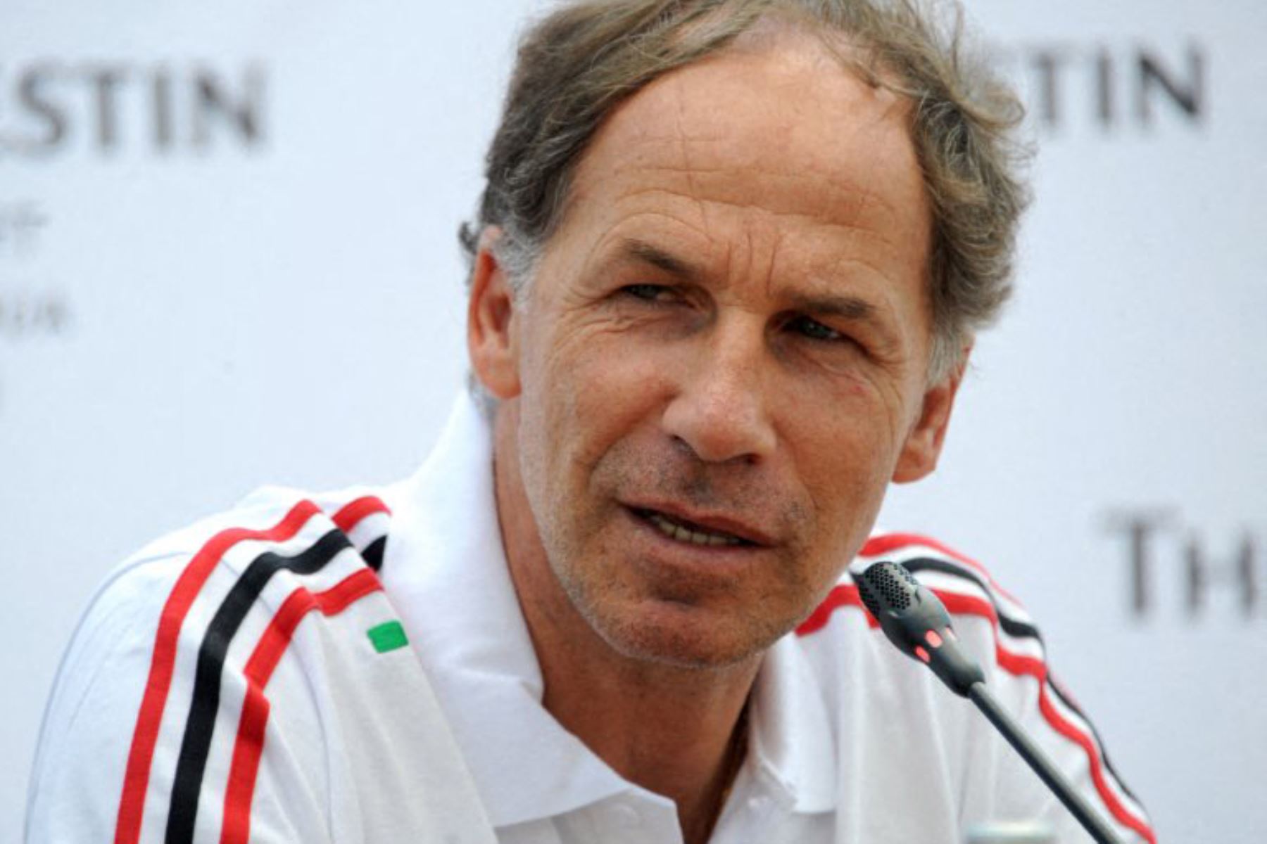 La leyenda del fútbol italiano Franco Baresi, representante del AC Milan Glories, ofrece una rueda de prensa en Nusa Dua, en la isla turística de Bali, el 2 de septiembre de 2011. Foto: AFP