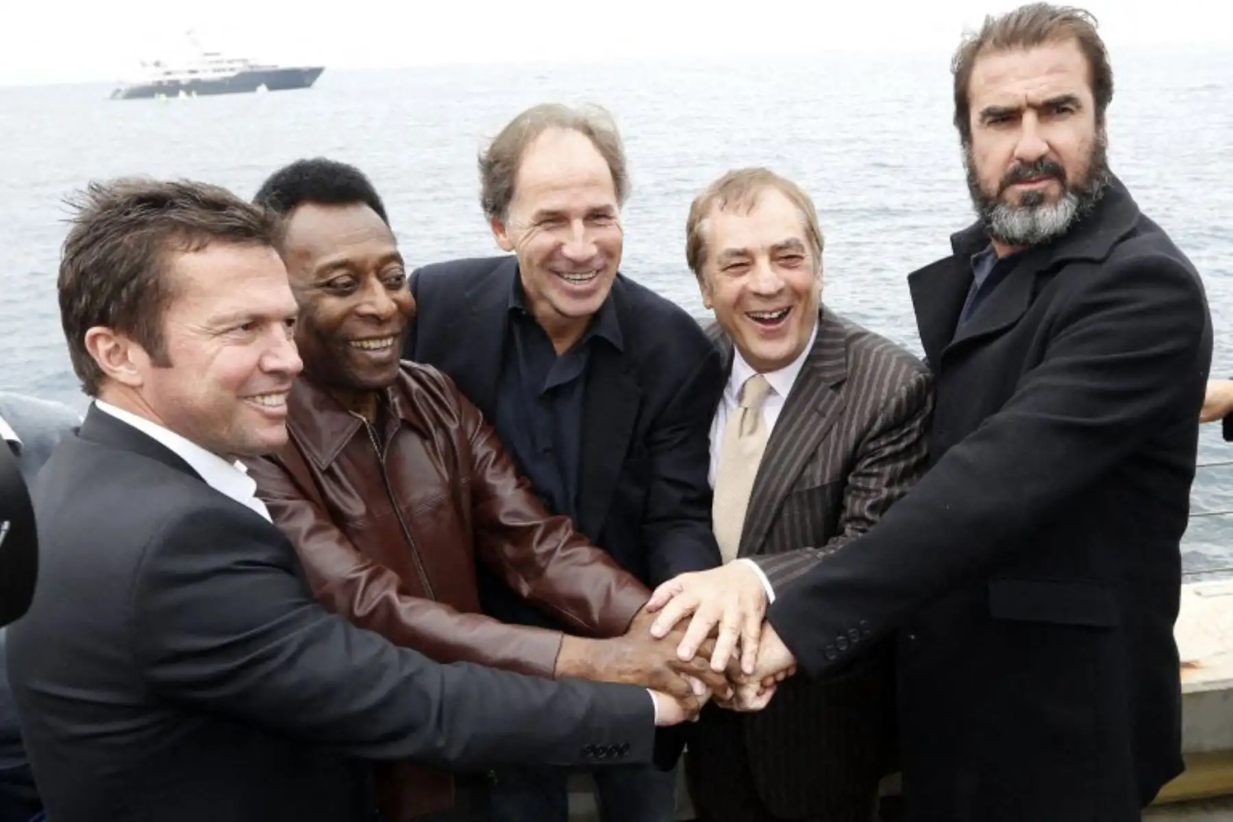Los exfutbolistas internacionales Lothar Matthäus, Pelé, Franco Baresi, el agente de futbolistas italianos Antonio Caliendo y el futbolista internacional francés Eric Cantona posan en el paseo marítimo Soccer Foot Prints el 17 de octubre de 2012 en Mónaco. Foto: AFP