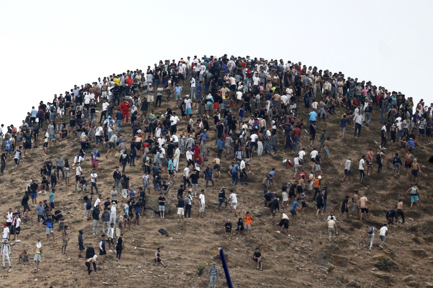 Miles de migrantes cruzaron durante la noche desde Marruecos al enclave español de Ceuta, en el norte de África, según informó una fuente policial. Foto: AFP