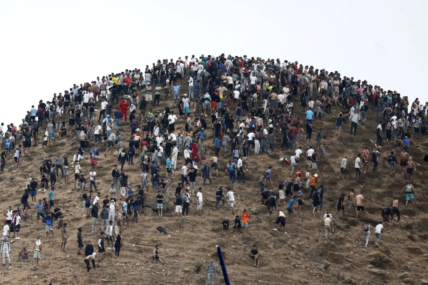 Miles de migrantes cruzaron durante la noche desde Marruecos al enclave español de Ceuta, en el norte de África, según informó una fuente policial. Foto: AFP