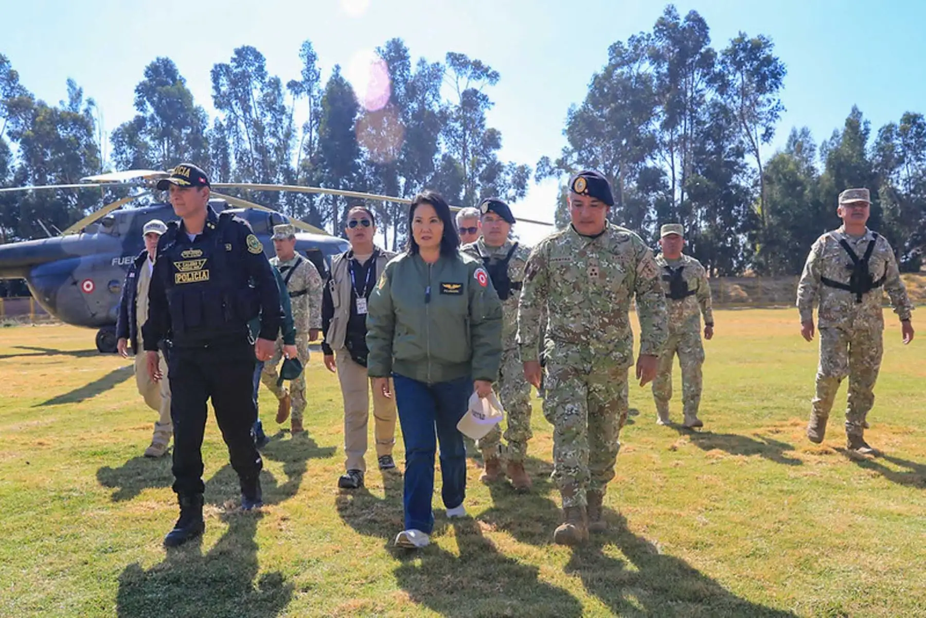 La presidenta de la república, Keiko Fujimori, llegó al distrito de Chongos Bajo, provincia de Chupaca, la zona más afectada por el sismo del 18 de julio, para supervisar la situación de los damnificados por este fenómeno natural. Foto: ANDINA/ Prensa Presidencia