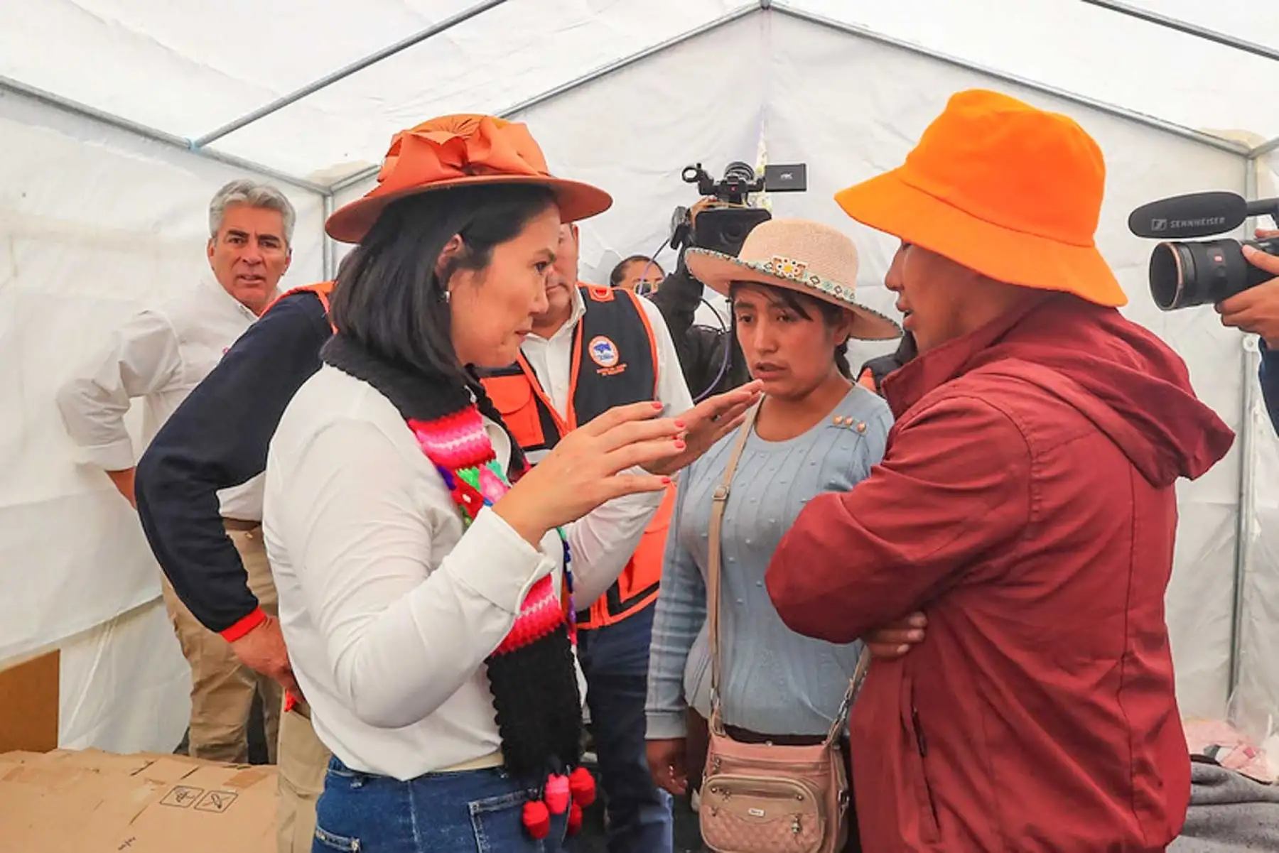 La presidenta de la república, Keiko Fujimori, llegó al distrito de Chongos Bajo, provincia de Chupaca, la zona más afectada por el sismo del 18 de julio, para supervisar la situación de los damnificados por este fenómeno natural. Foto: ANDINA/ Prensa Presidencia