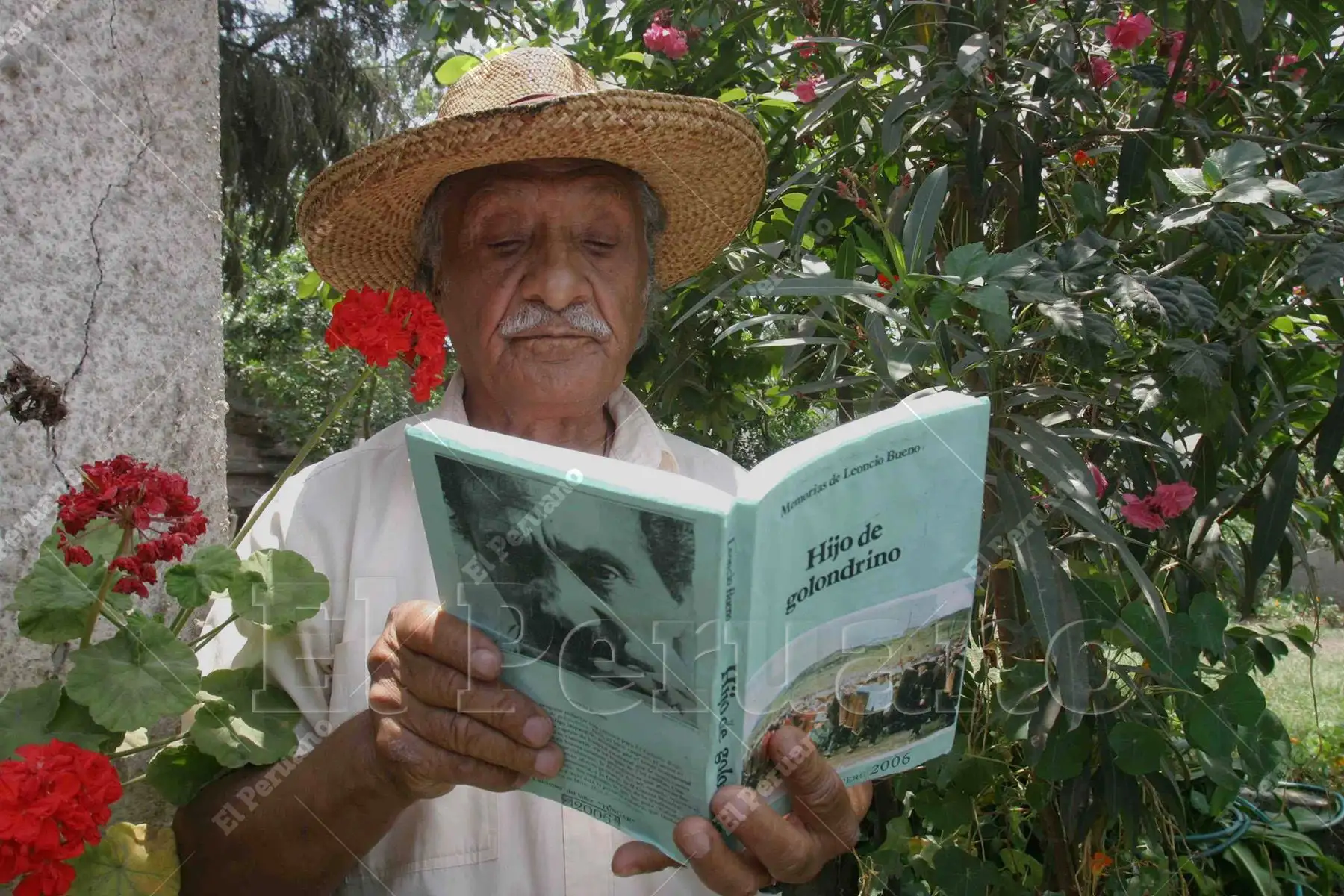 Lima - 20 febrero 2007 / Poeta Leoncio Bueno, formador del Grupo Intelectual Primero de Mayo, que organizaba recitales poéticos y publicaba cuadernos de poesía de corte proletario. Foto: Diario Oficial El Peruano / Héctor Vinces