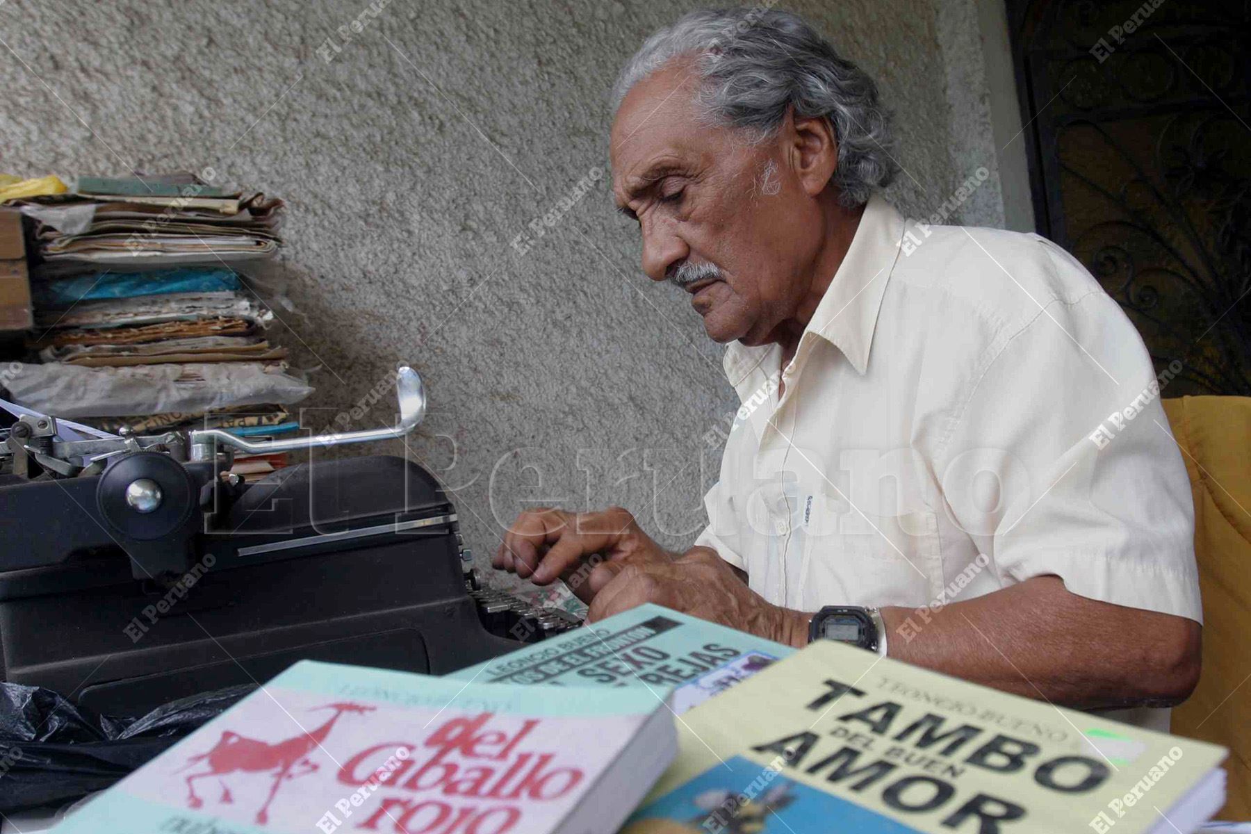 Leoncio Bueno en una fotografía de archivo del 20 de febrero del 2007. Destacado poeta y periodista, galardonado con el Premio Casa de la Literatura Peruana 2016 . Foto: Diario Oficial El Peruano / Héctor Vinces