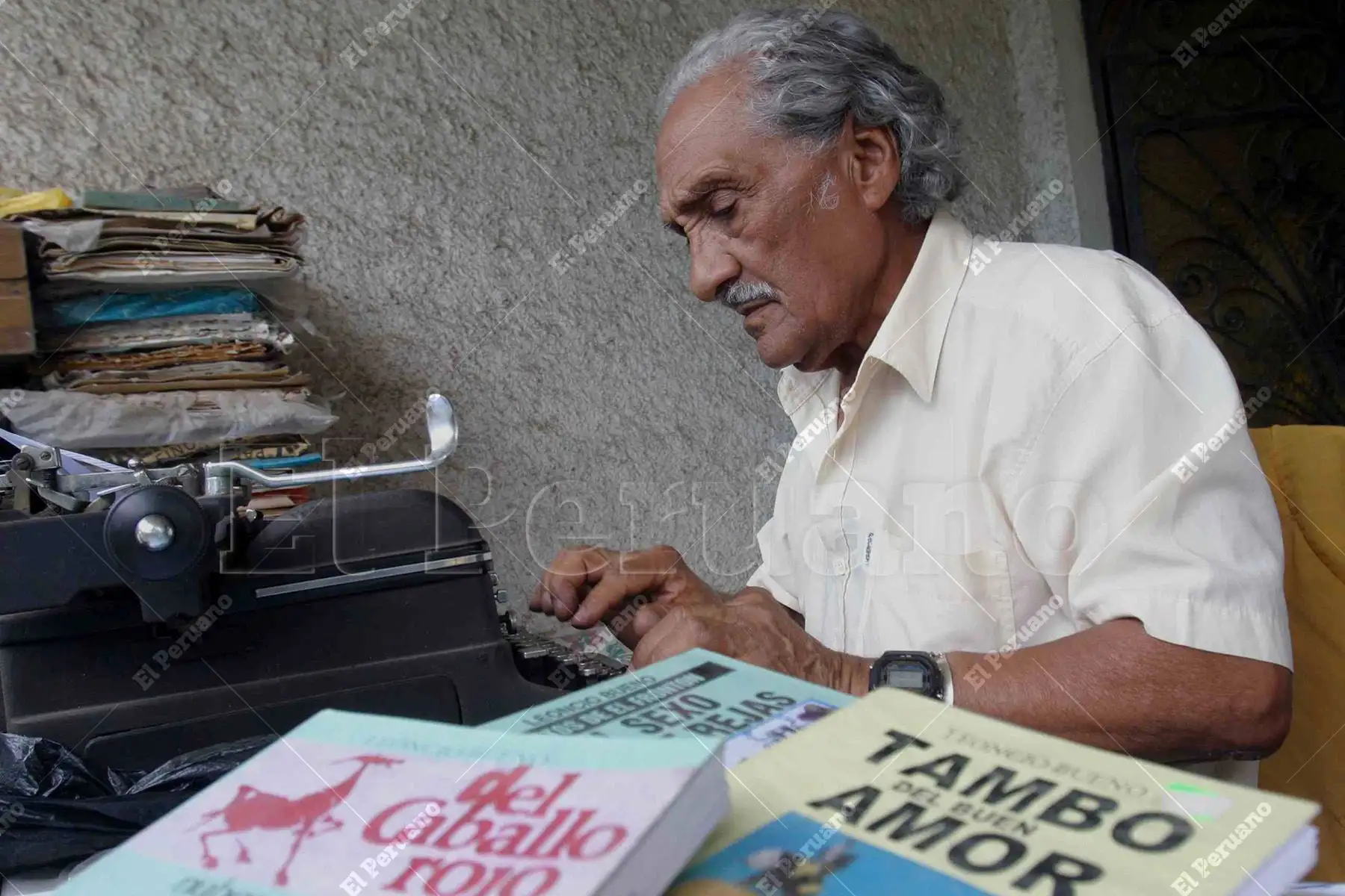 Leoncio Bueno en una fotografía de archivo del 20 de febrero del 2007. Destacado poeta y periodista, galardonado con el Premio Casa de la Literatura Peruana 2016 . Foto: Diario Oficial El Peruano / Héctor Vinces