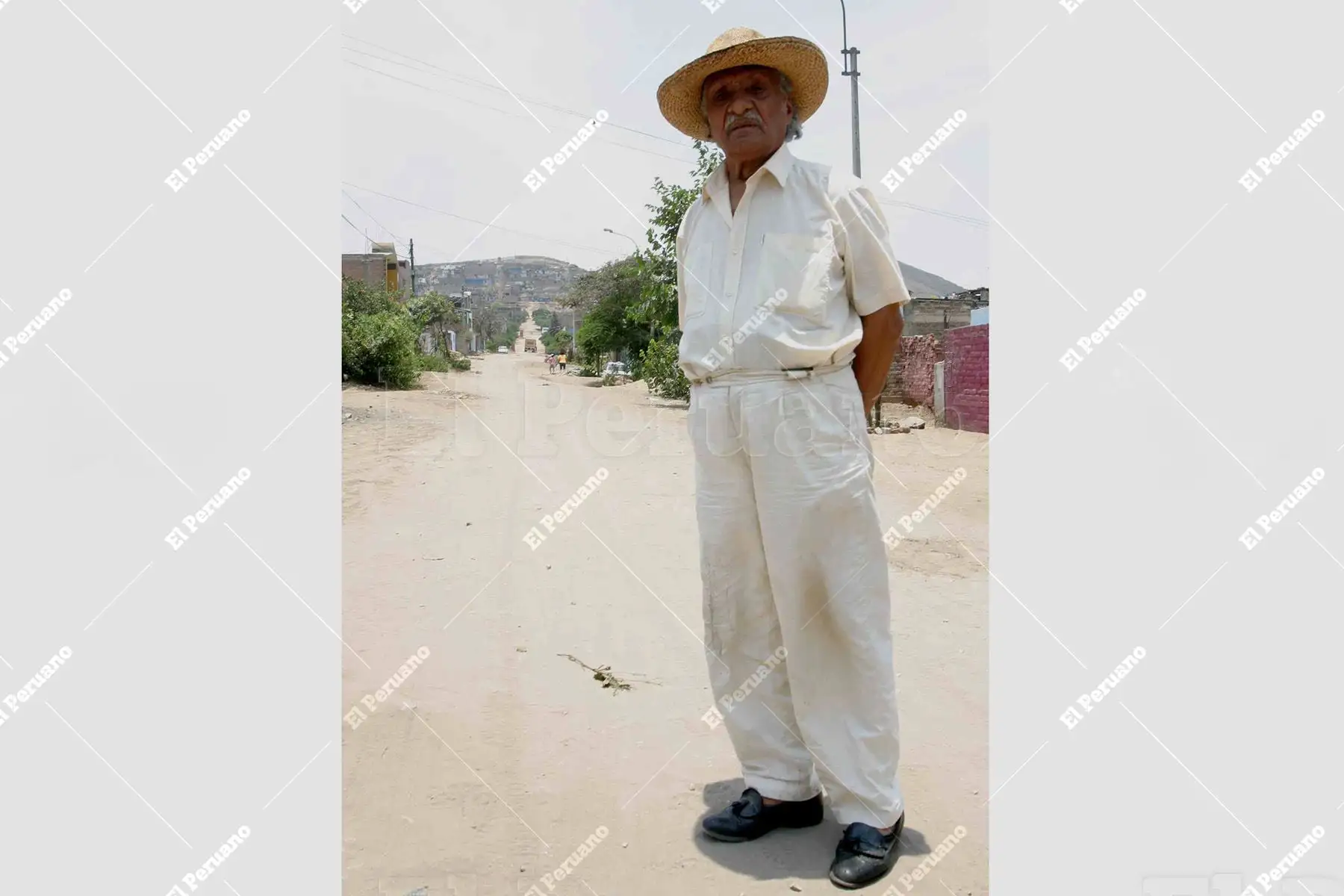 Lima - 20 febrero 2007 / Poeta Leoncio Bueno autor de los poemarios  La guerra de los runas (1980) y Cantos al sol de Cieneguilla (2014). Foto: Diario Oficial El Peruano / Héctor Vinces