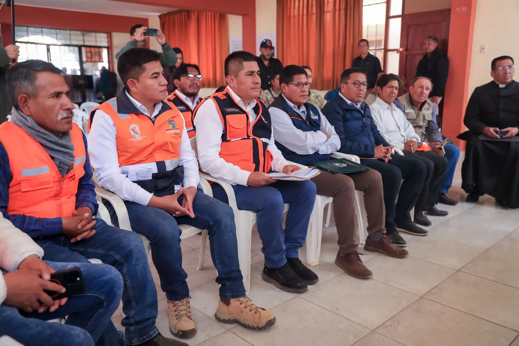 Presidenta de la República, Keiko Fujimori, se reúne con autoridades de Defensa Civil en Chongos Bajo, Junín. Foto: ANDINA/Prensa Presidencia