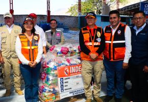 Jefe de Indeci, Luis Vásquez Guerrero, informó a la presidenta Keiko Fujimori que esa institución ha trasladado más de 230 toneladas métricas de ayuda humanitaria a Junín para atender a los damnificados por el fuerte sismo de magnitud 5.4 en Chupaca. ANDINA/Difusión