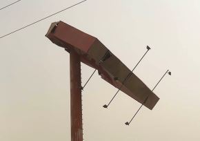 La estructura de un panel publictario sufrió daños a causa de los vientos paracas que se registran desde el mediodía de hoy viernes 31 en la ciudad de Pisco. Por precaución las autoridades dispusieron el cierre de la calle donde se ubica el panel.