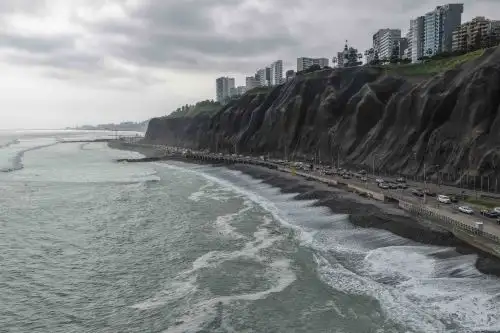 Las ráfagas de viento se intensificaron este viernes en Lima y Callao, especialmente en los distritos costeros. Foto: ANDINA/Daniel Bracamonte